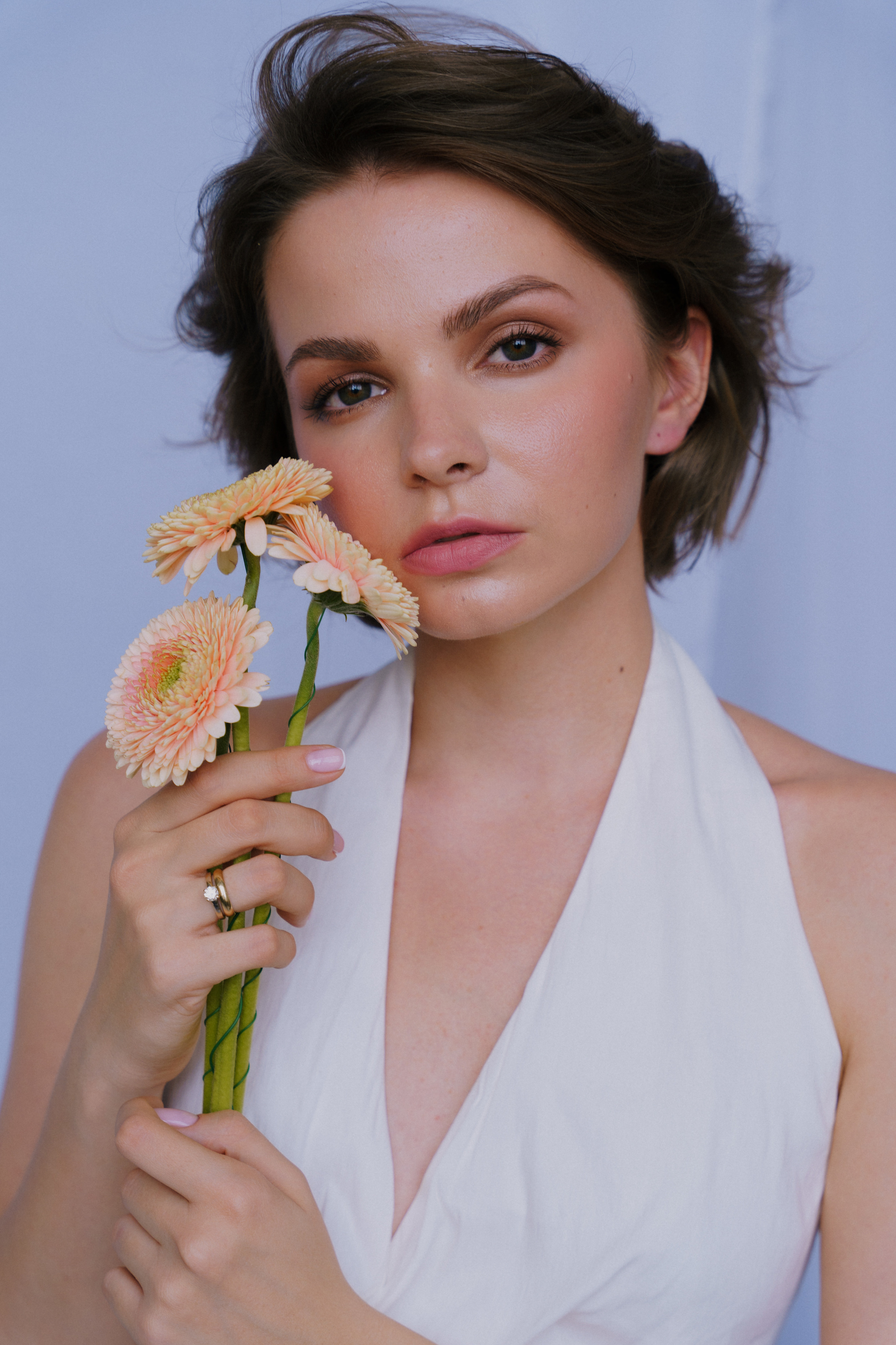 Портретная фотосессия с цветами в Архангельске