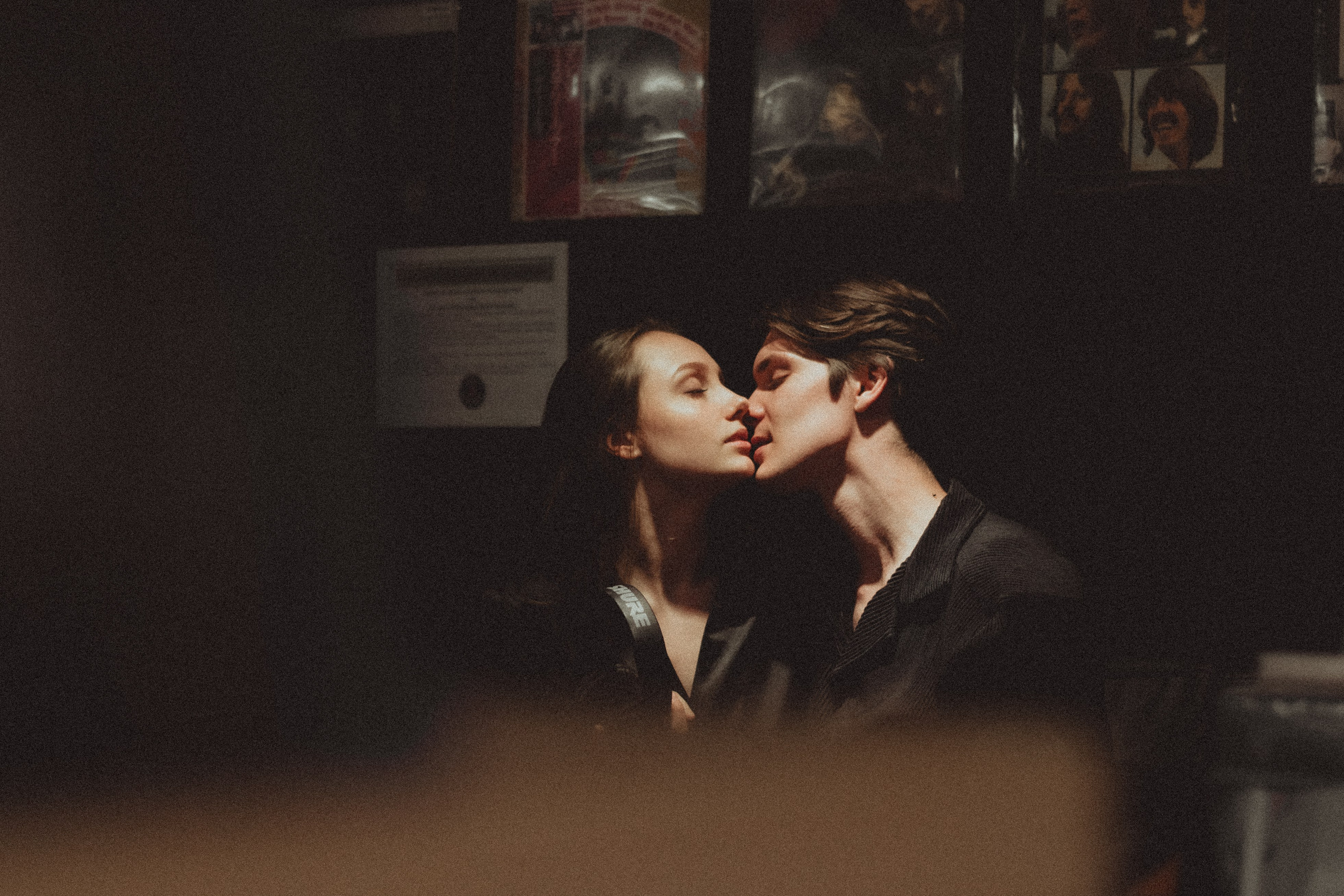 Парная ретро фотосессия в магазине с виниловыми пластинками