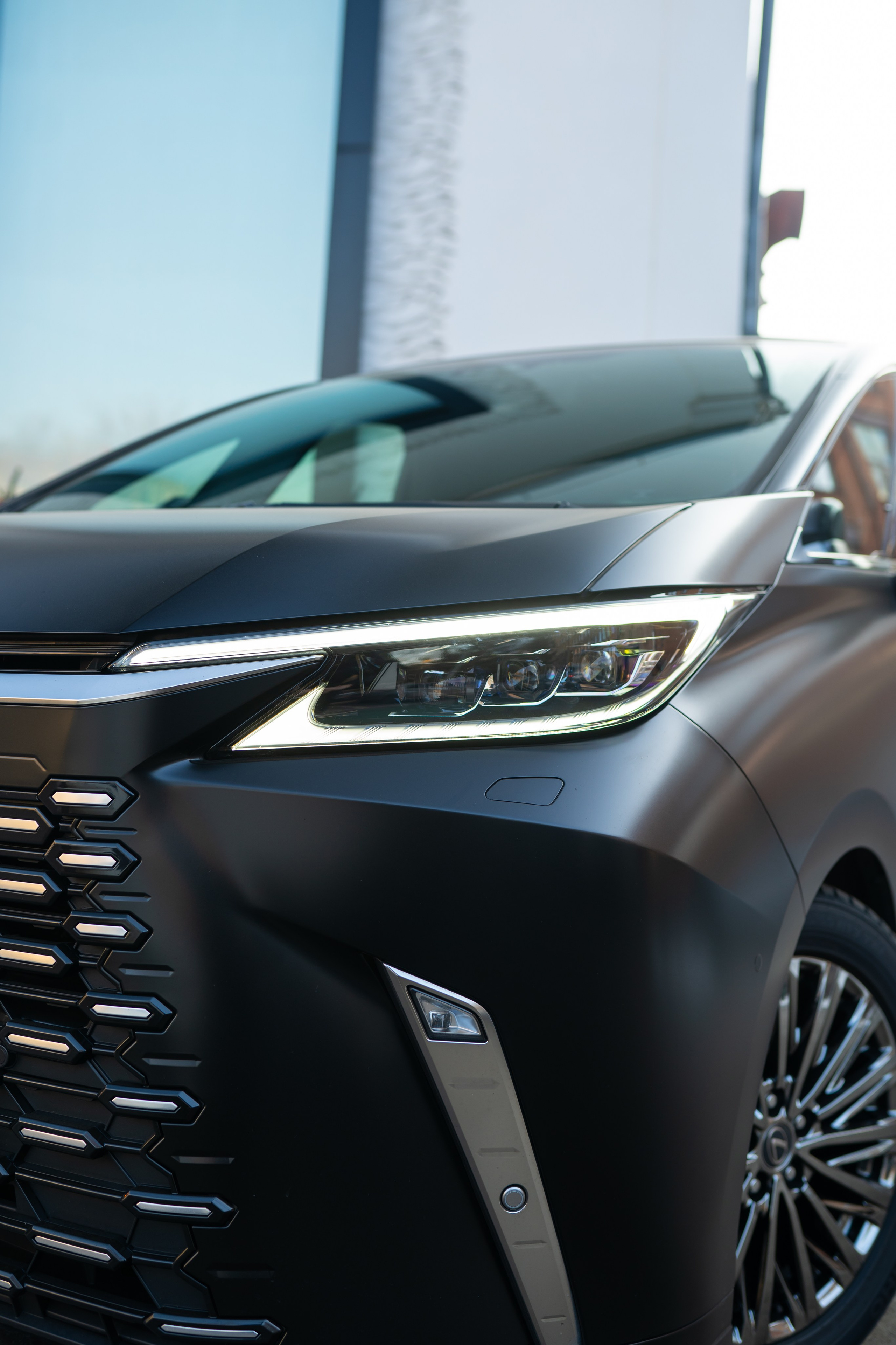 Lexus LM350h. Mirllaev