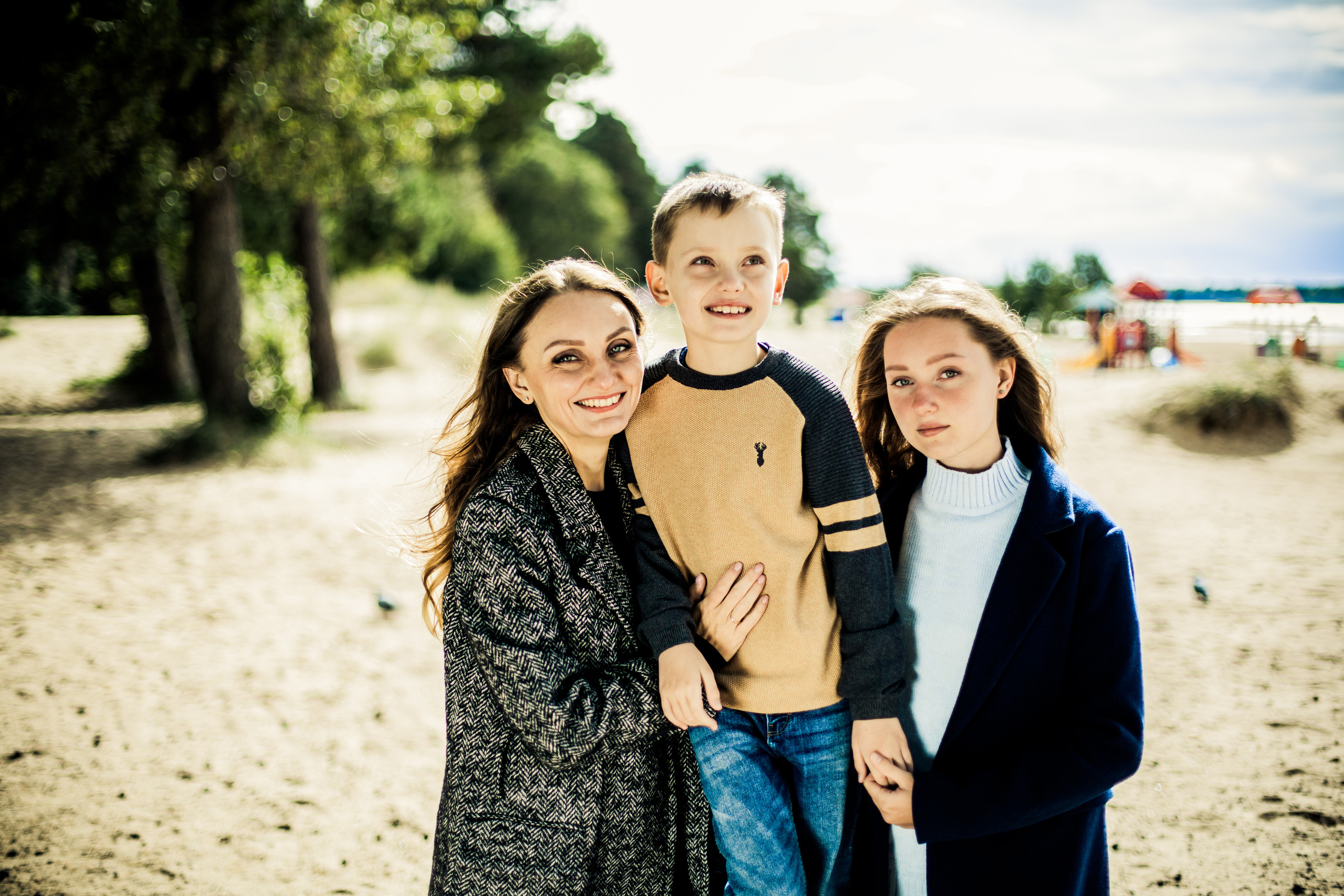 Фотосессия мамы с дочкой и сыном на пляже в Сестрорецке. Детский, свадебный и семейный фотограф Юлия Курбатова, Санкт-Петербург