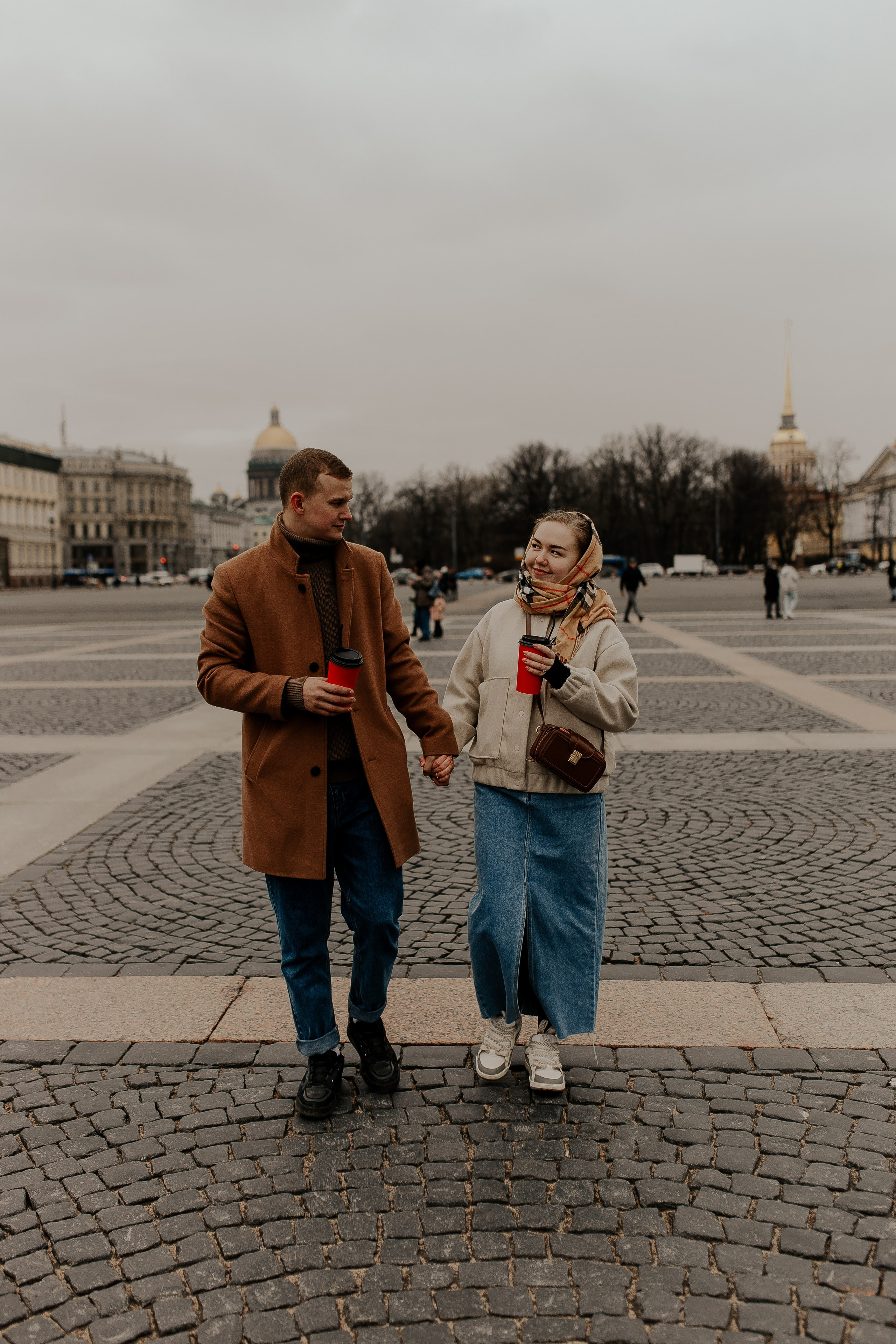 Пара гуляет по Петербургу. Фотограф в Санкт-Петербурге Лиза Семченкова