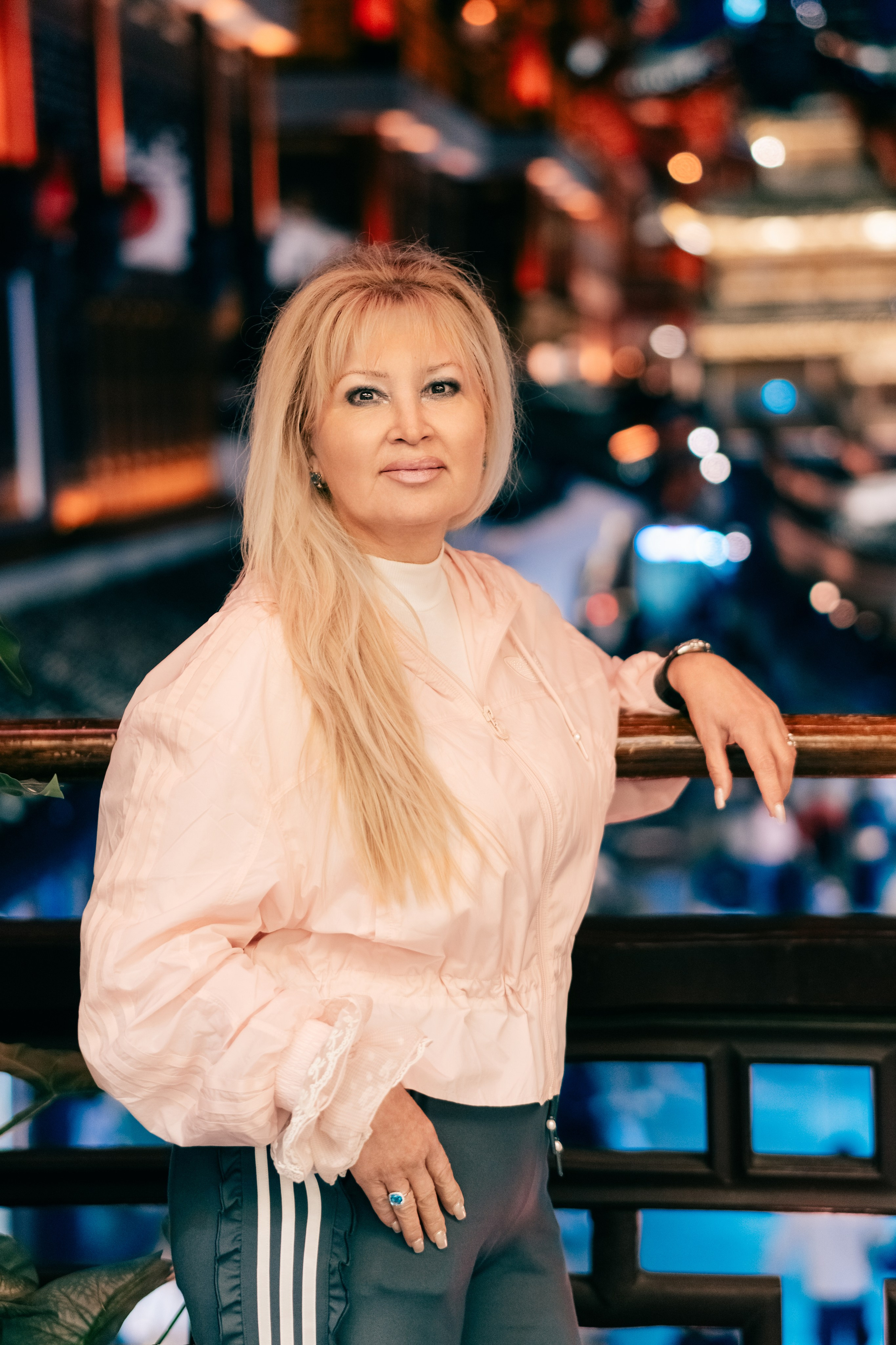 Portrait photography at Yuyuan Bazaar in the evening in Shanghai, by a photographer in Shanghai 