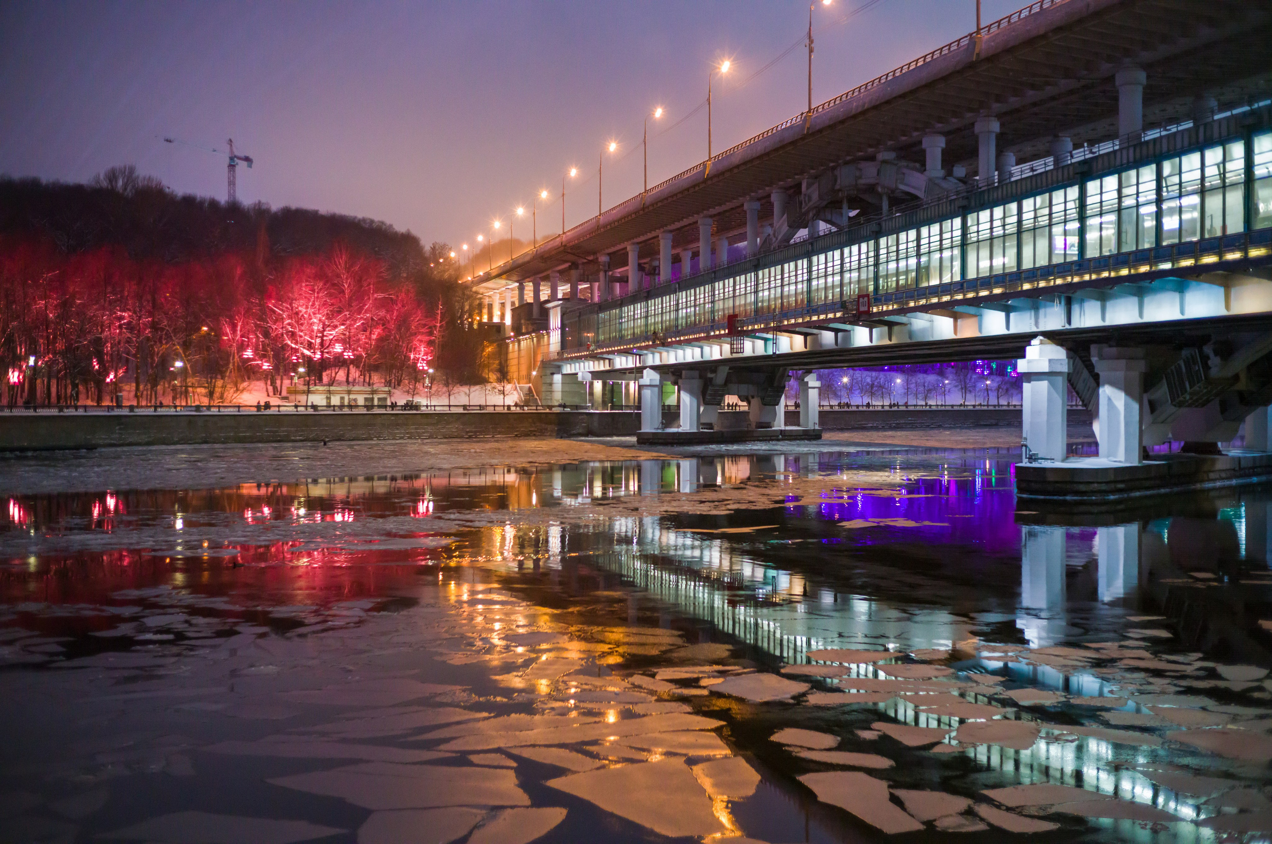 Зимний метромост в Лужниках в Москве