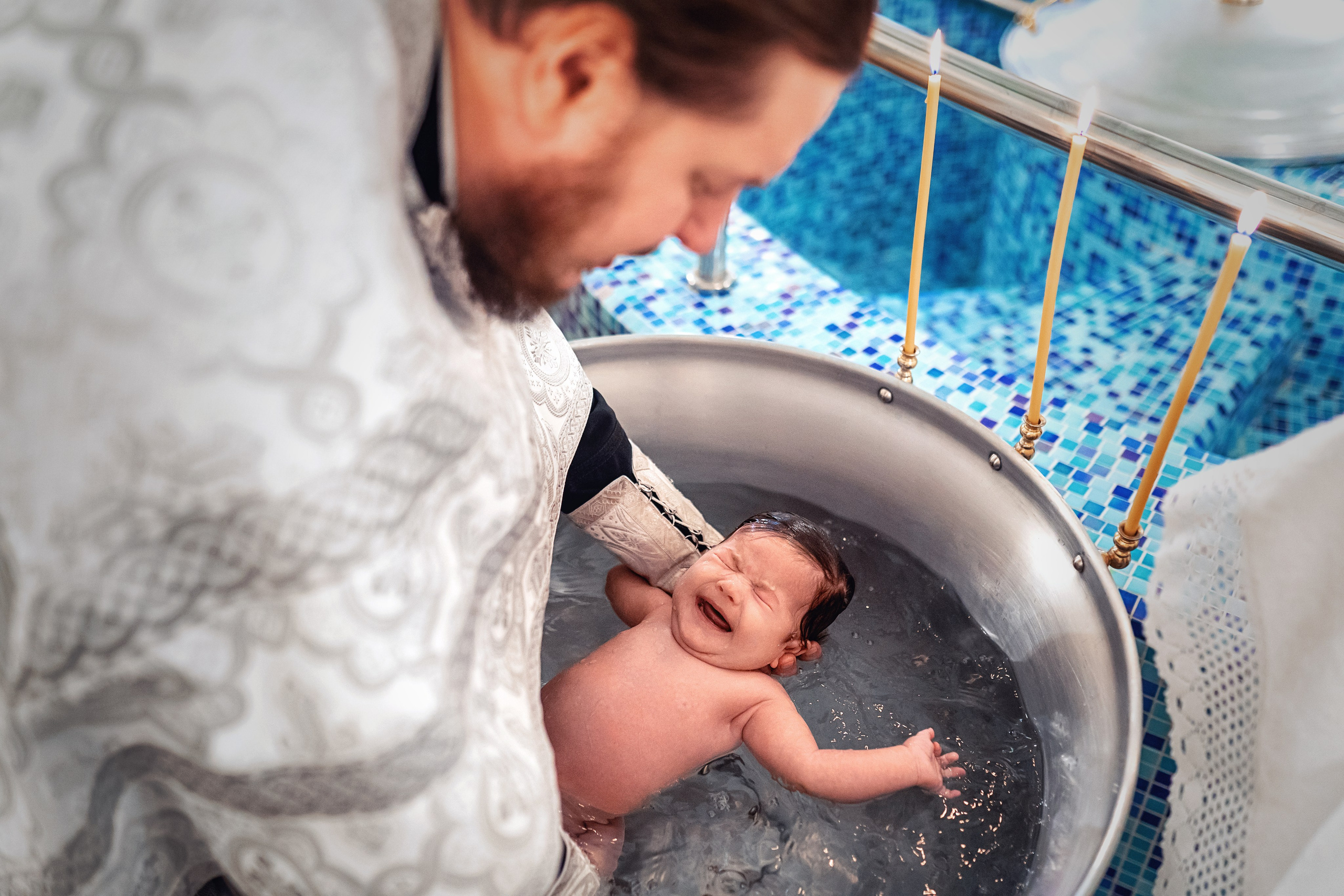 Крещение ребенка в храме Петра и Февронии в Покровском монастыре. Фотограф \ Видеограф на Крещение, Венчание Москва| Семейные съемки