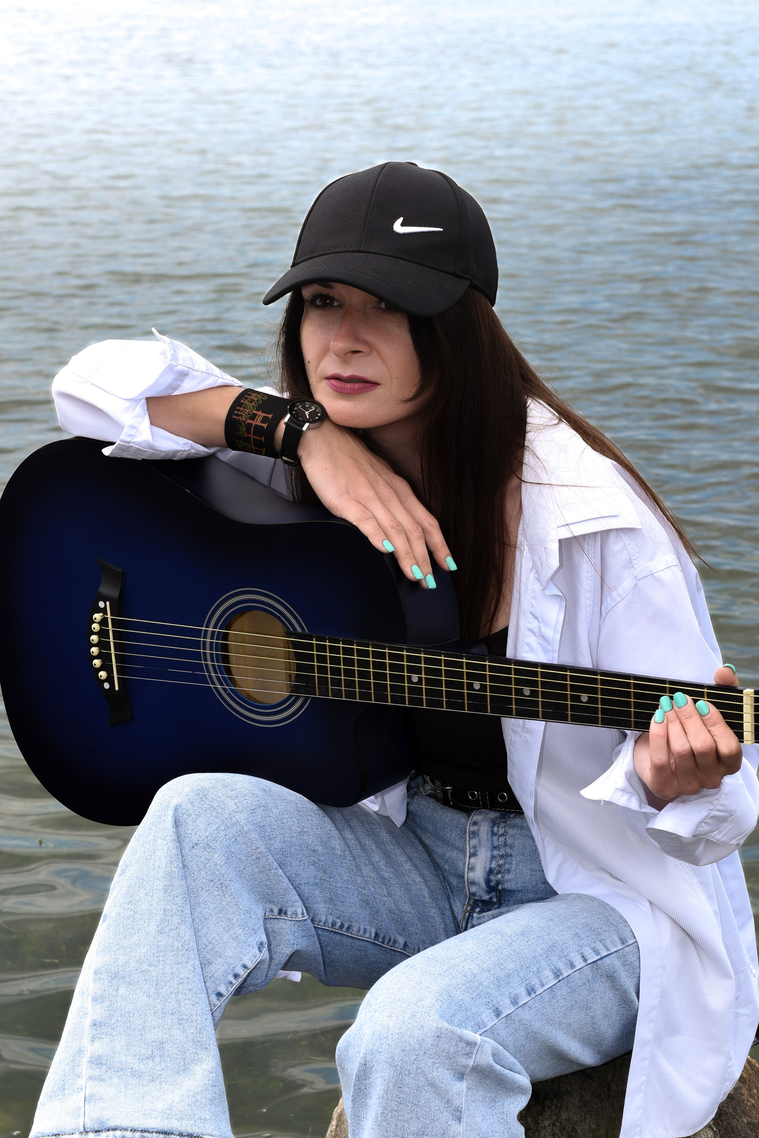 Девушка с гитарой. Главная