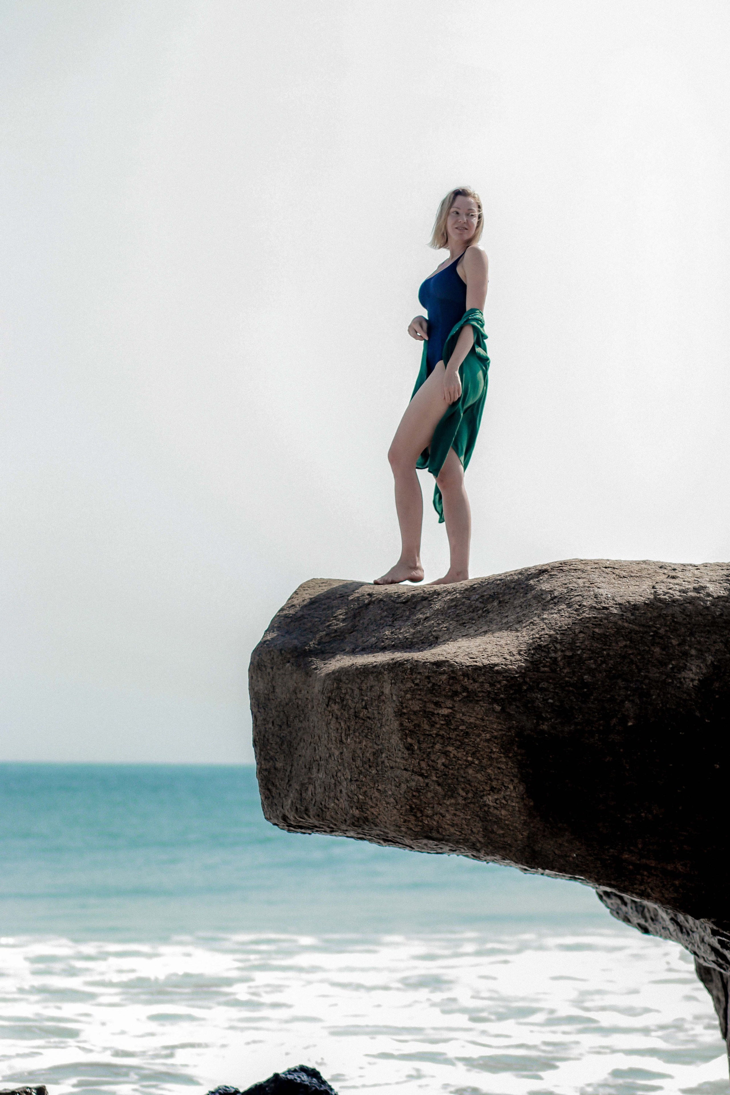 Экспресс-съемка 30 мин: девушка с серфом в воде на пляже Поттувиль Шри-Ланка. Фотограф на Шри-Ланке