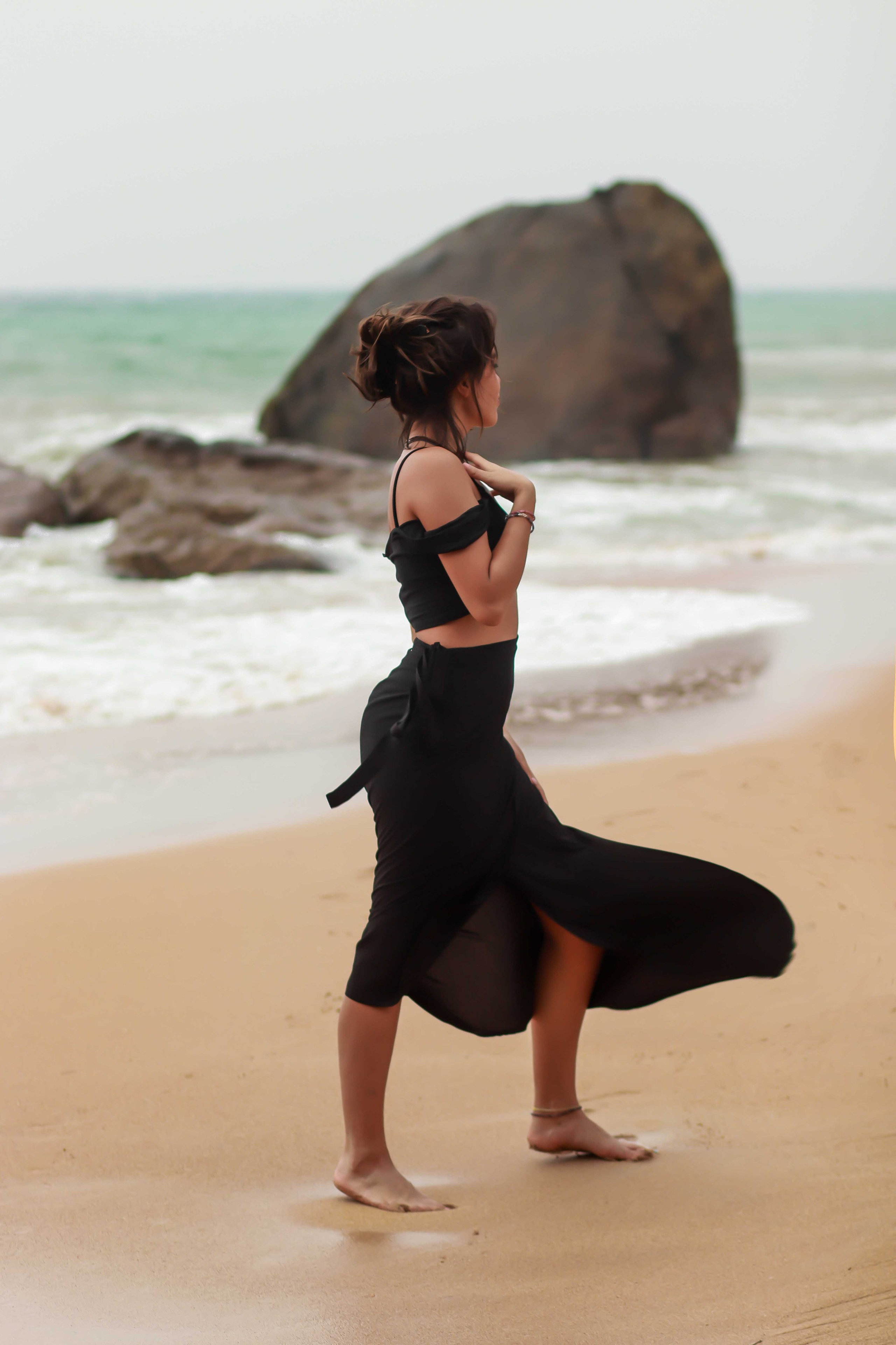 Авторская съемка среди вулканических камней Хиккадувы: воздушные туники бренда Nakota Tuwa в движении, контраст нежных тканей и дикой природ. Фотограф на Шри-Ланке