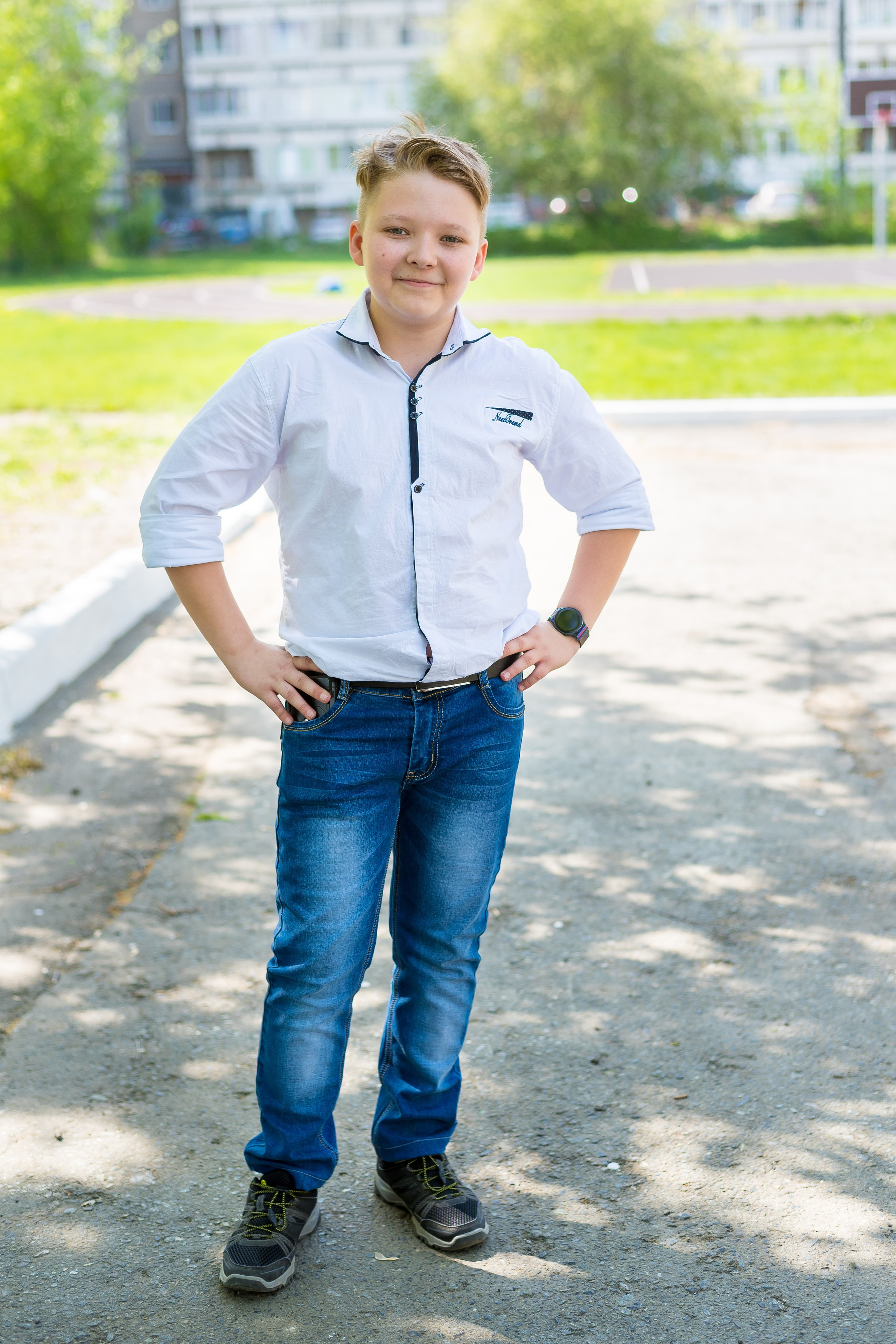 В школьном дворе, парке. Детский фотограф в Екатеринбурге и Берёзовском Евгений Кондаков