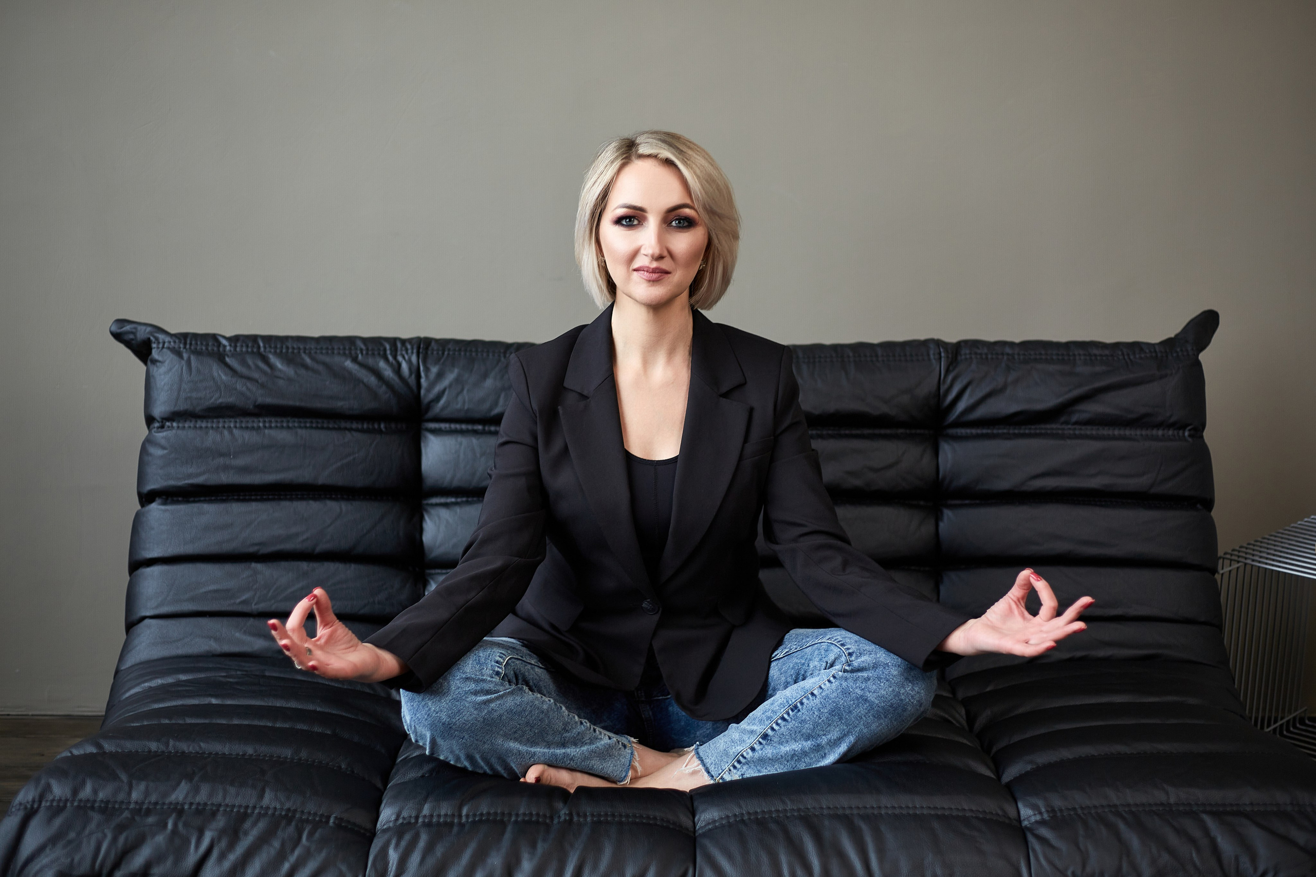 Бизнес-портрет в студии (Пенза) — профессиональная фотосессия для личного бренда и резюме. Деловой портрет в Пензе — фотосъемка для LinkedIn, сайта компании и соцсетей. Профессиональный бизнес-портрет в Пензе — фотосессия в деловом стиле с ретушью. Корпоративный портрет в Пензе — студийная съемка для предпринимателей и компаний. Фото для резюме и делового профиля (Пенза) — строгий стиль, естественный свет, профессиональная обработка.