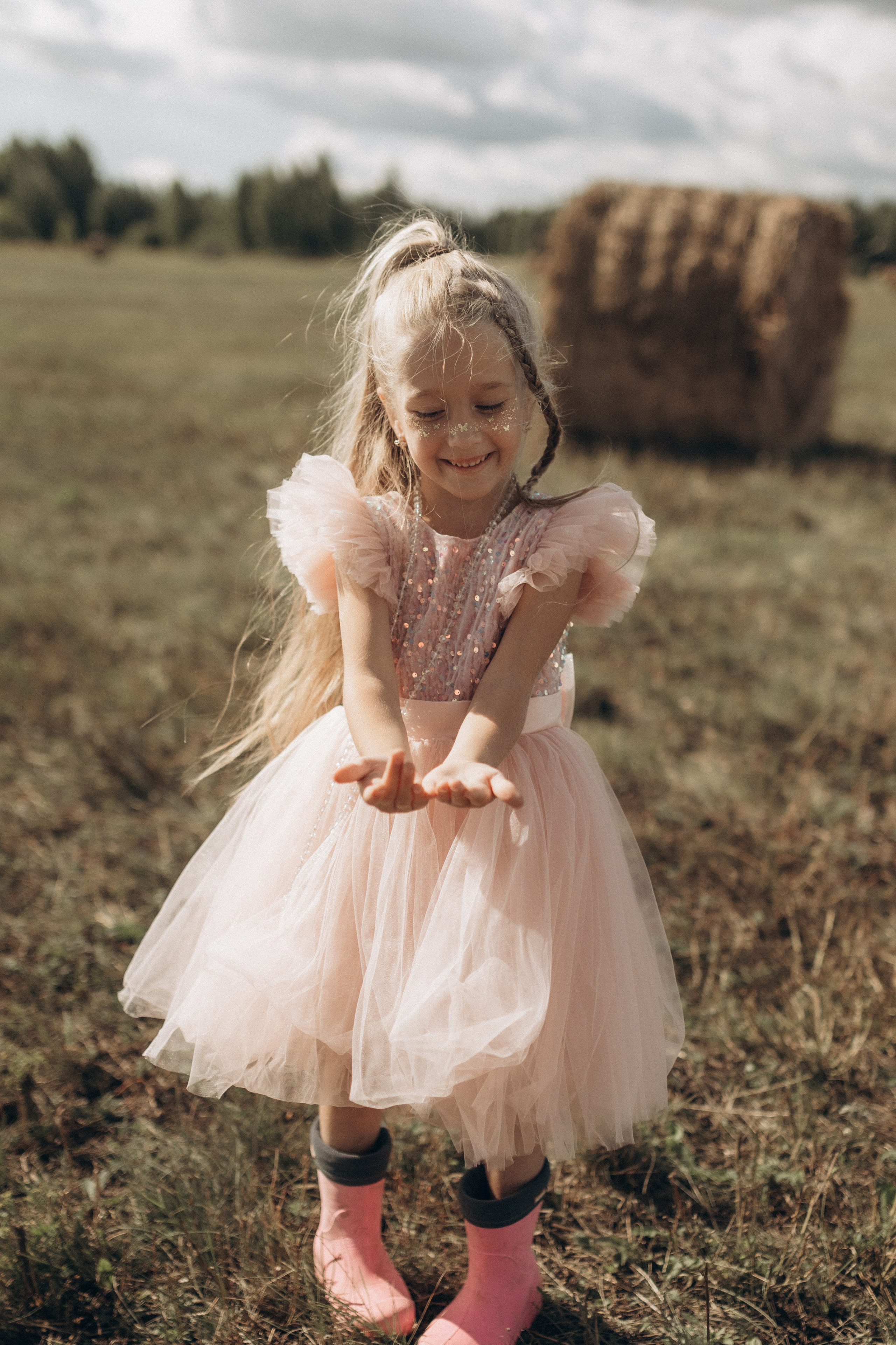 Вика и Миша на сене. Семейный фотограф lifestyle в Новосибирске Елена Шпилевая