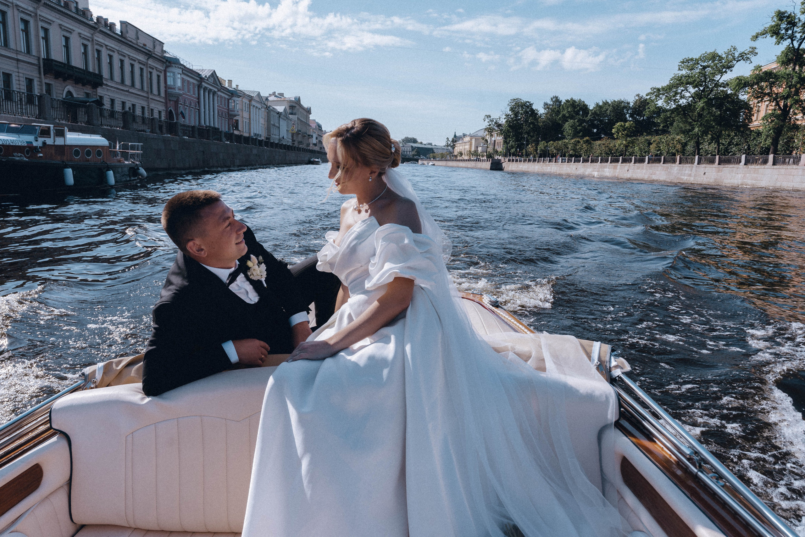 СВАДЕНБНАЯ СЬЕМКА НА КАТЕРЕ ПО КАНАЛАМ САНКТ-ПЕТЕРБУРГА И В АКВАТОРИИ НЕВЫ. Профессиональный фотограф, Санкт-Петербург — Виктория Богомолова
