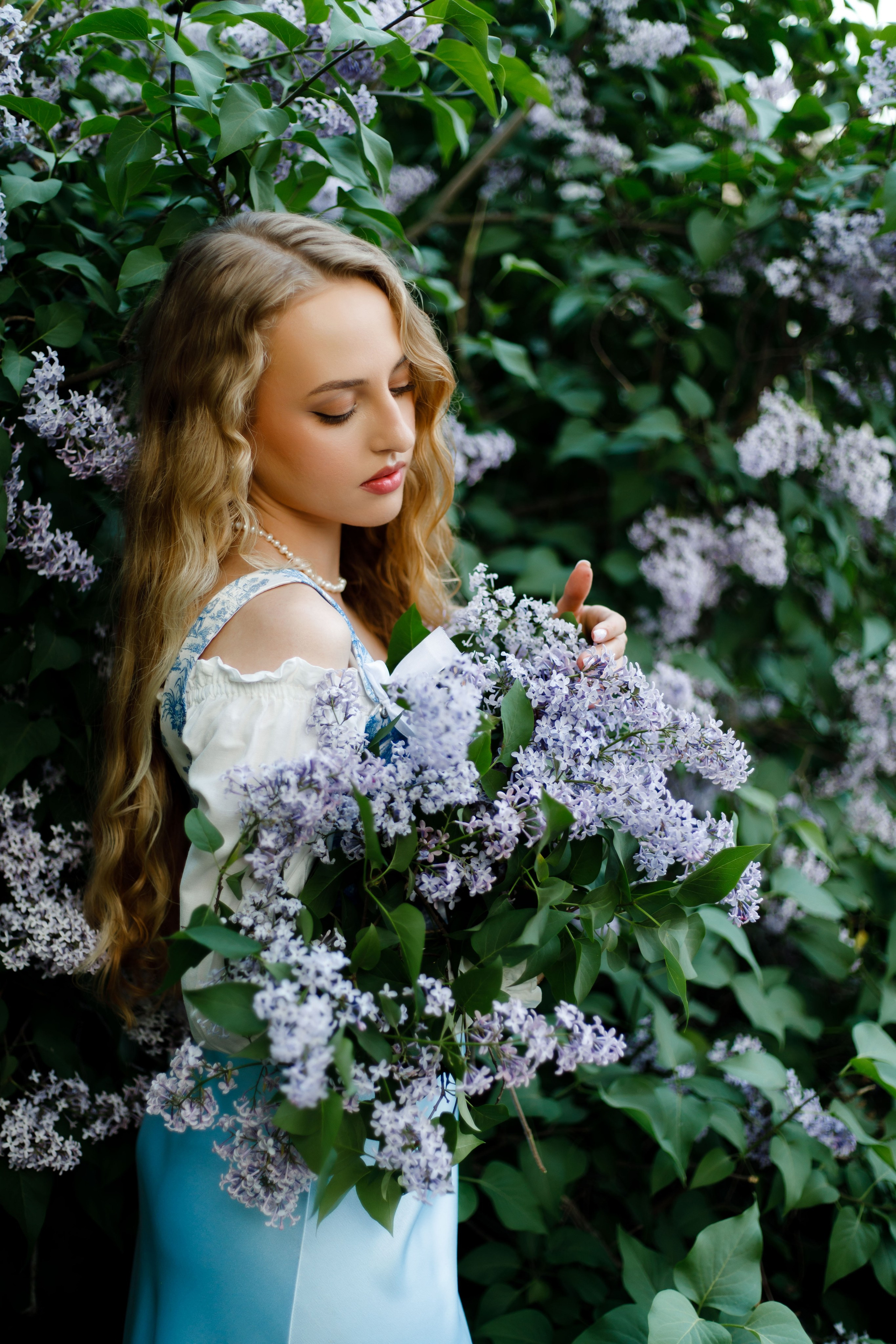 Фотосъемка в цветущей сирени. Модель Ангелина. Фотограф Яков Поспехов