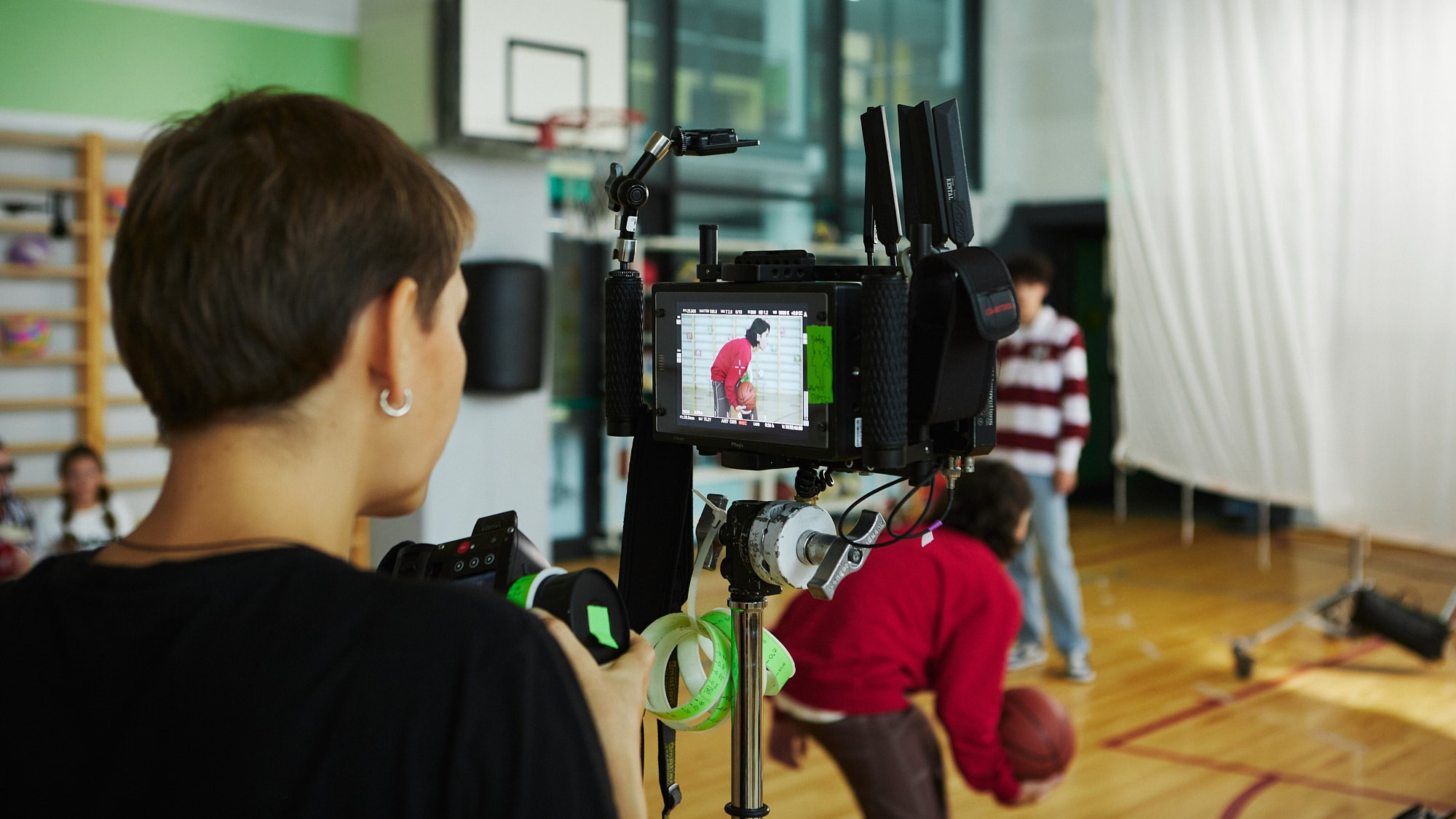 Бэкстейдж сериала «Школота» — репортажная фотосъёмка съёмочного процесса. Репортажный фотограф в Москве — Дмитрий Тарасов | Съёмка мероприятий, концертов, корпоративов