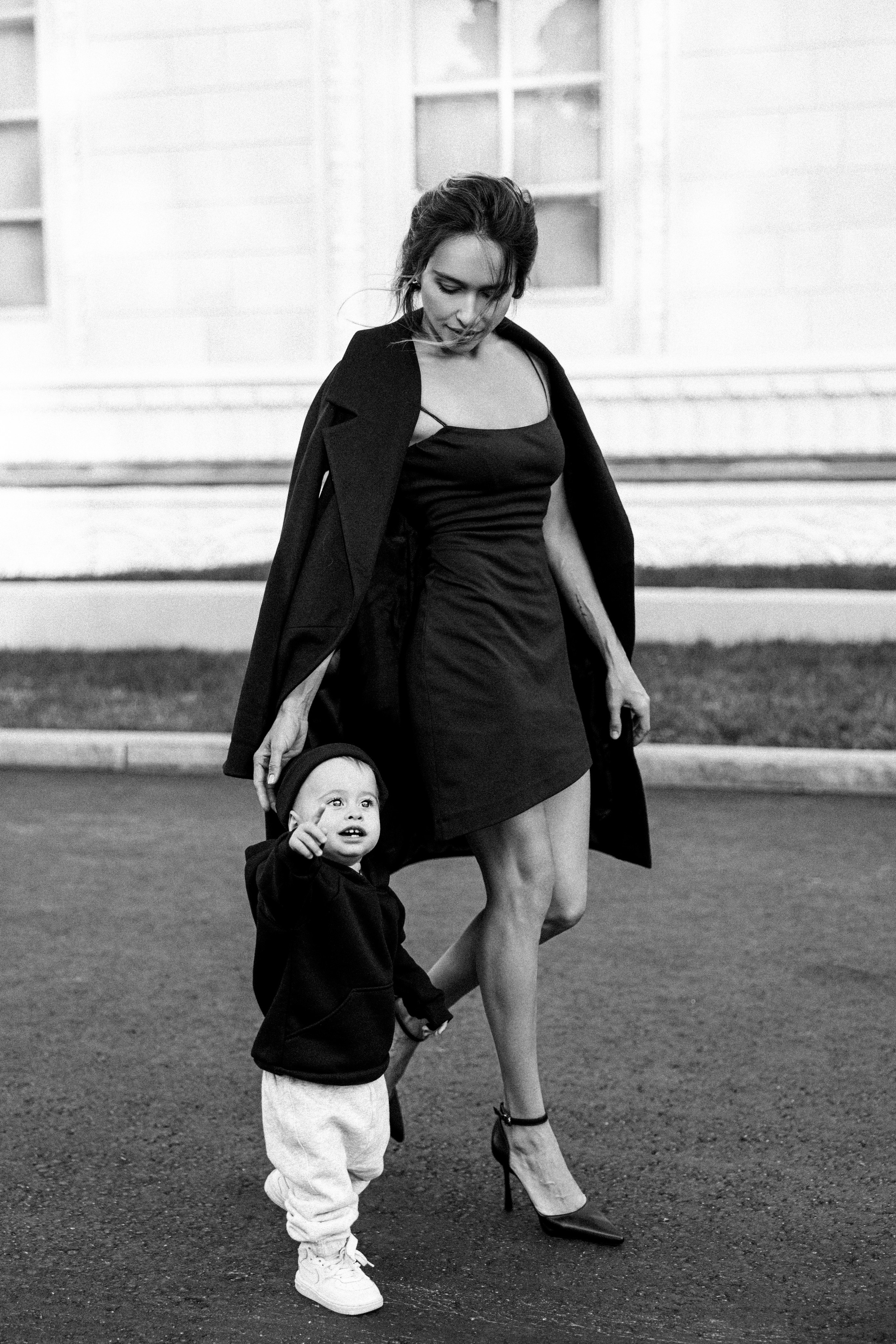 Стильная черно-белая фотография мамы и ребенка, красивая девушка в черном платье чб, чб семейная фотография, Fashion bw photo, фотография на вднх, фотограф в Москве, опытный семейный фотограф, популярный женский фотограф  