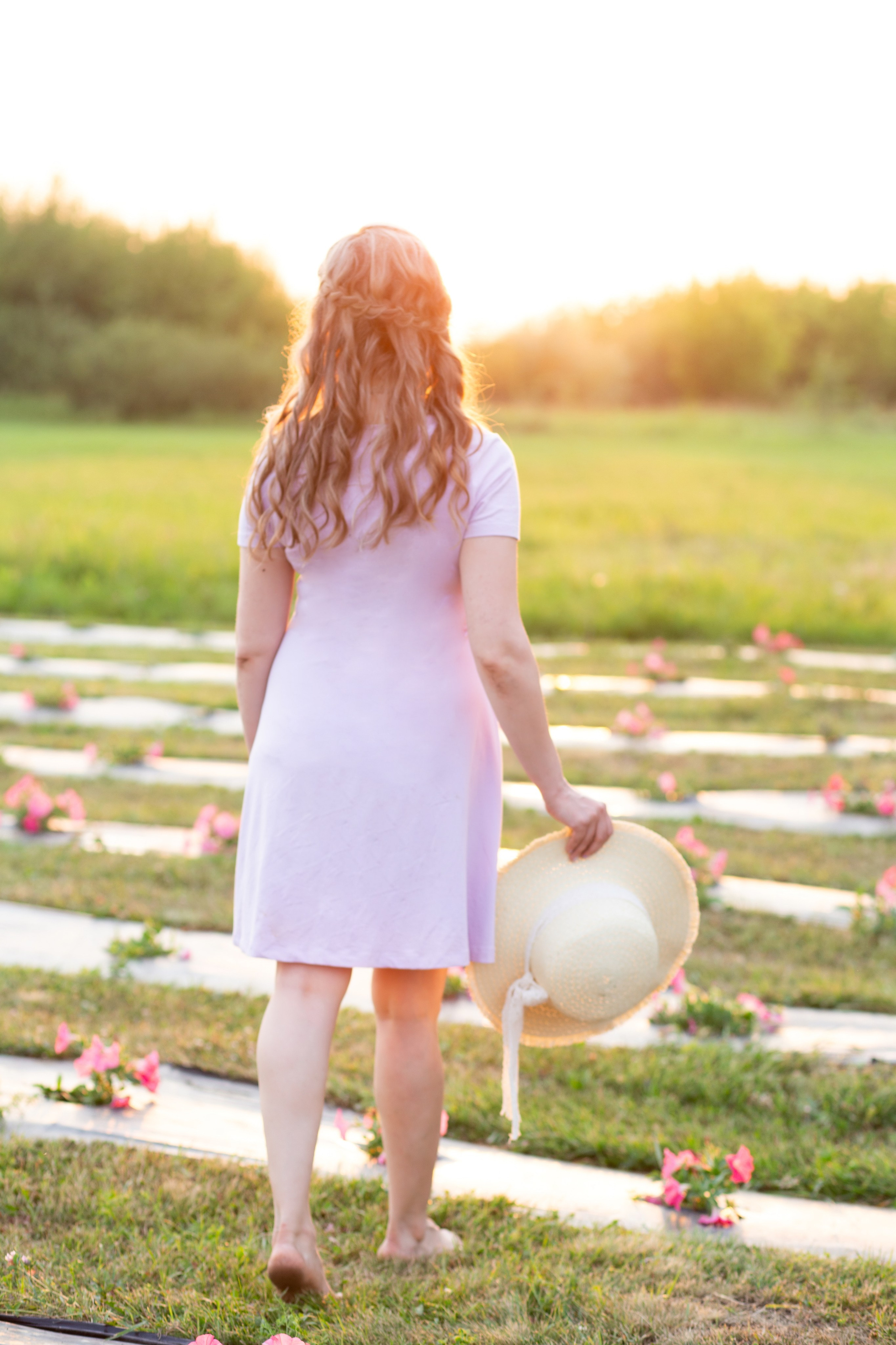 фотосессия   в лаванде воронеж , лавандовое  поле воронежская  область, Девушка  в  шляпке в  закатном  солнце