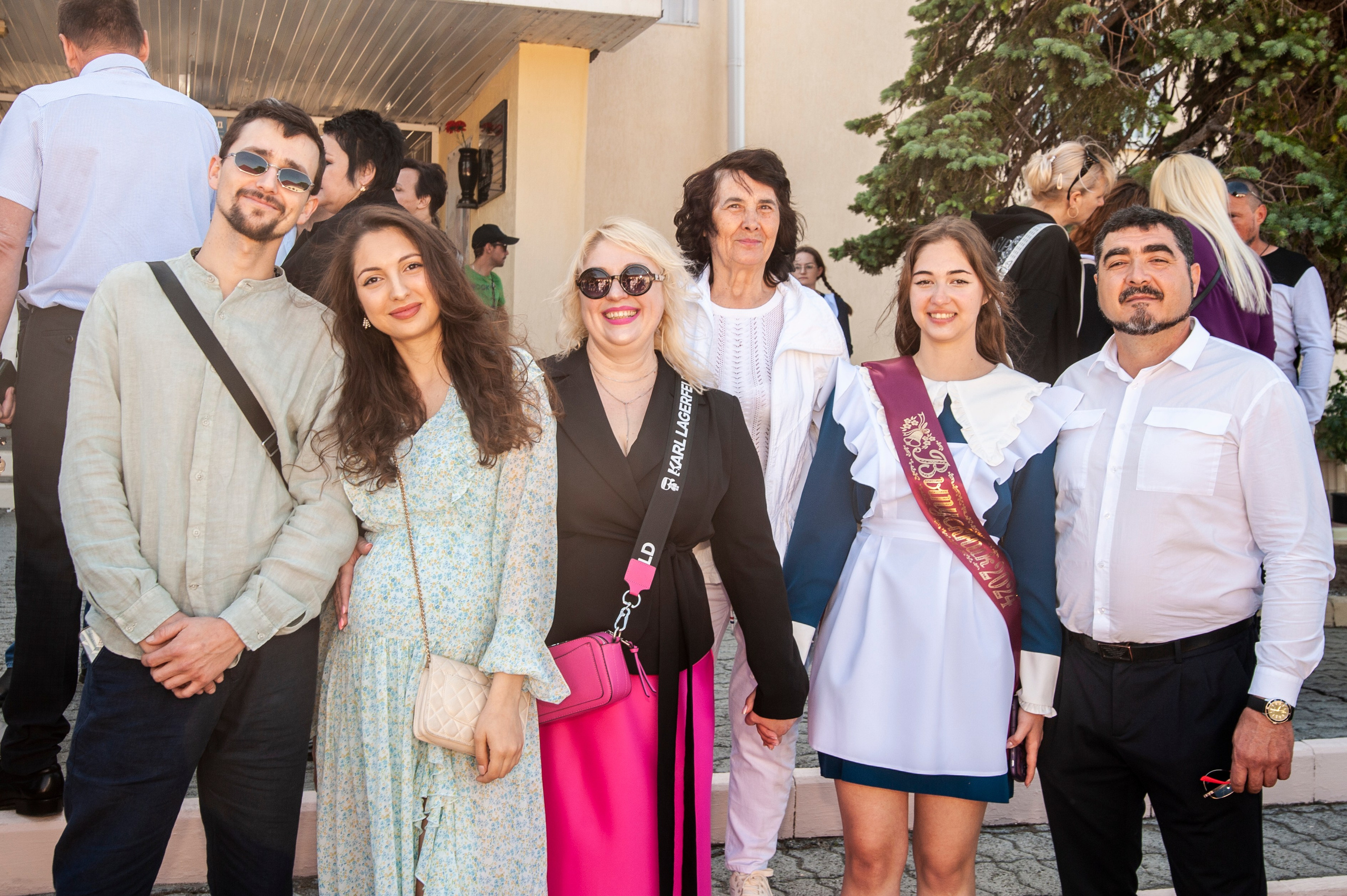 Последний Звонок МАОУ СОШ № 17 им. Эдуарда Есаяна — Архипо-Осиповка. Свадебный и семейный фотограф Денис Лукьянов в Краснодаре, Краснодарском крае и Республике Крым