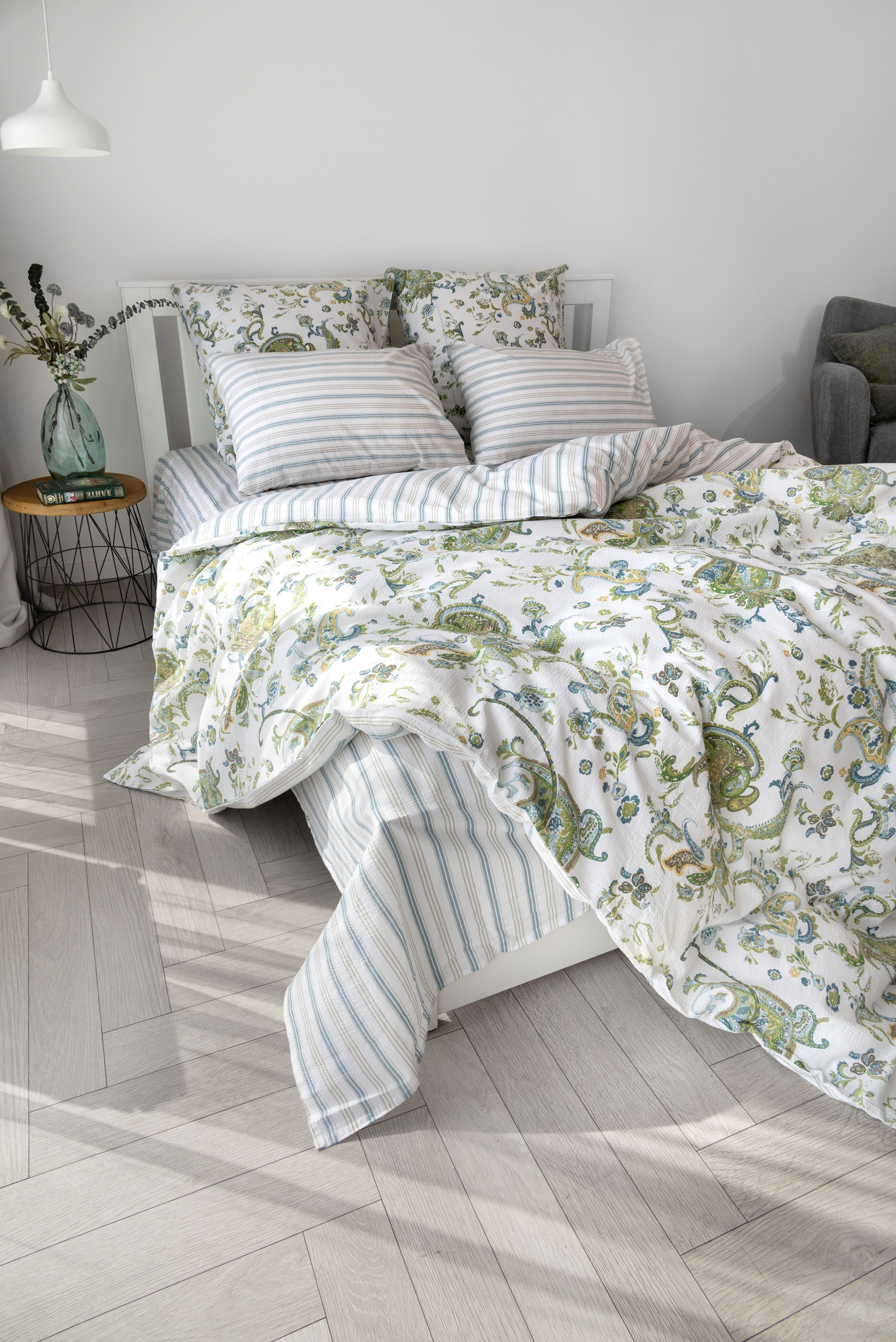 Комплект белья с зеленым принтом в спальне | Фото для сайта производителя текстиля