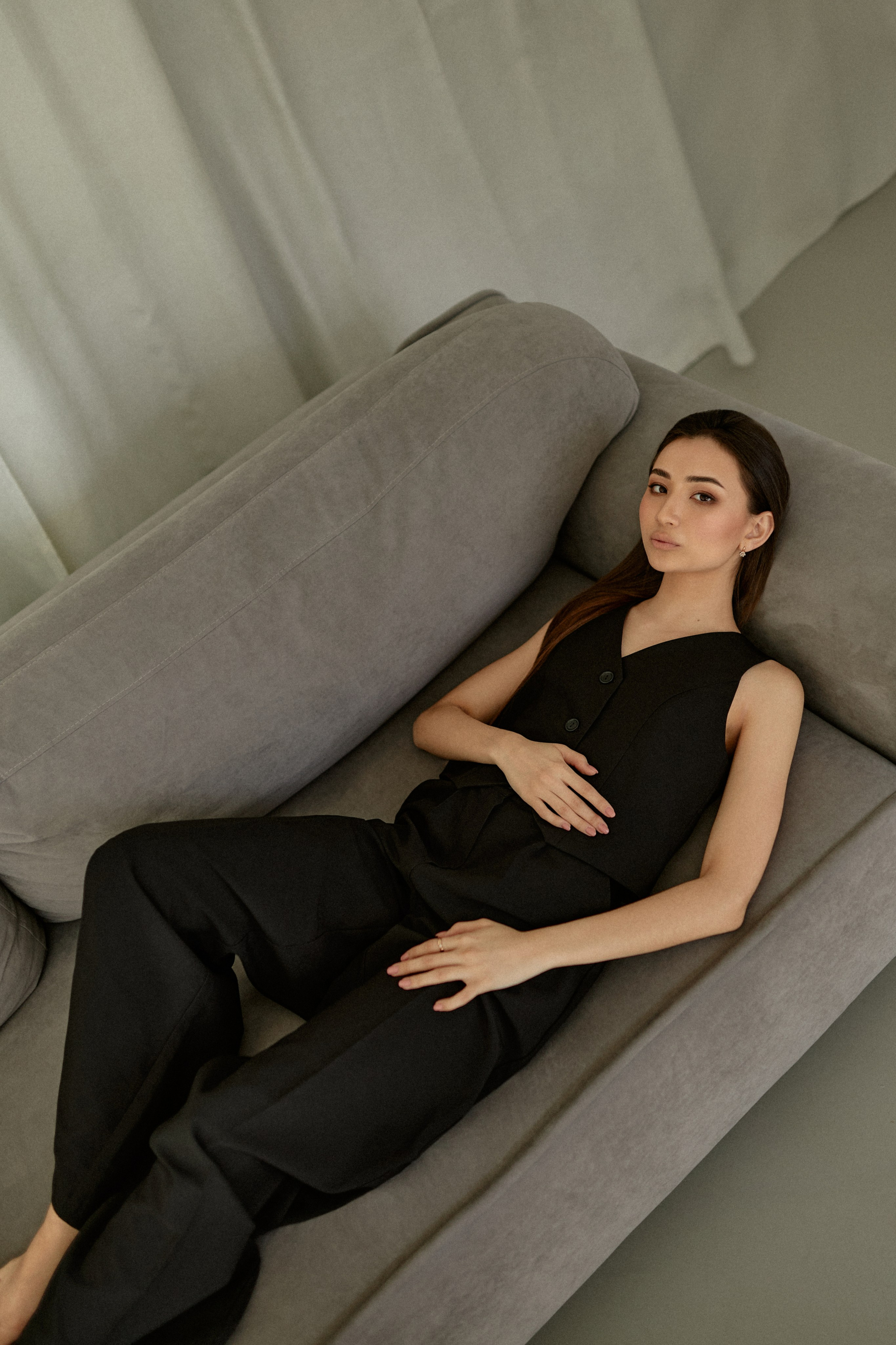 Профессиональная минималистичная фотосессия в студии. Сестры Карабаза. Фотографы и ретушеры в Москве и Санкт-Петербурге