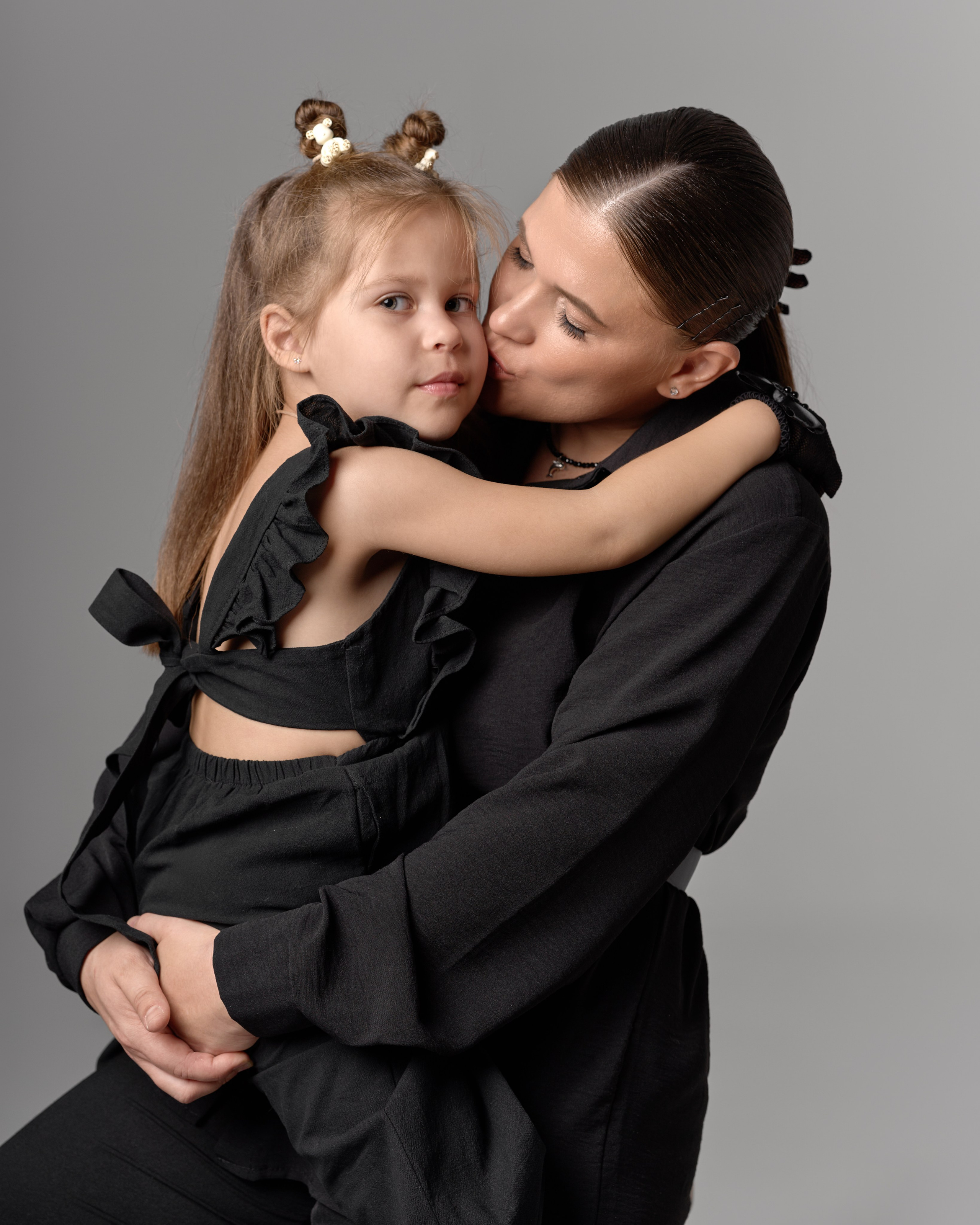 Семейная фотосессия в студии с импульсным светом