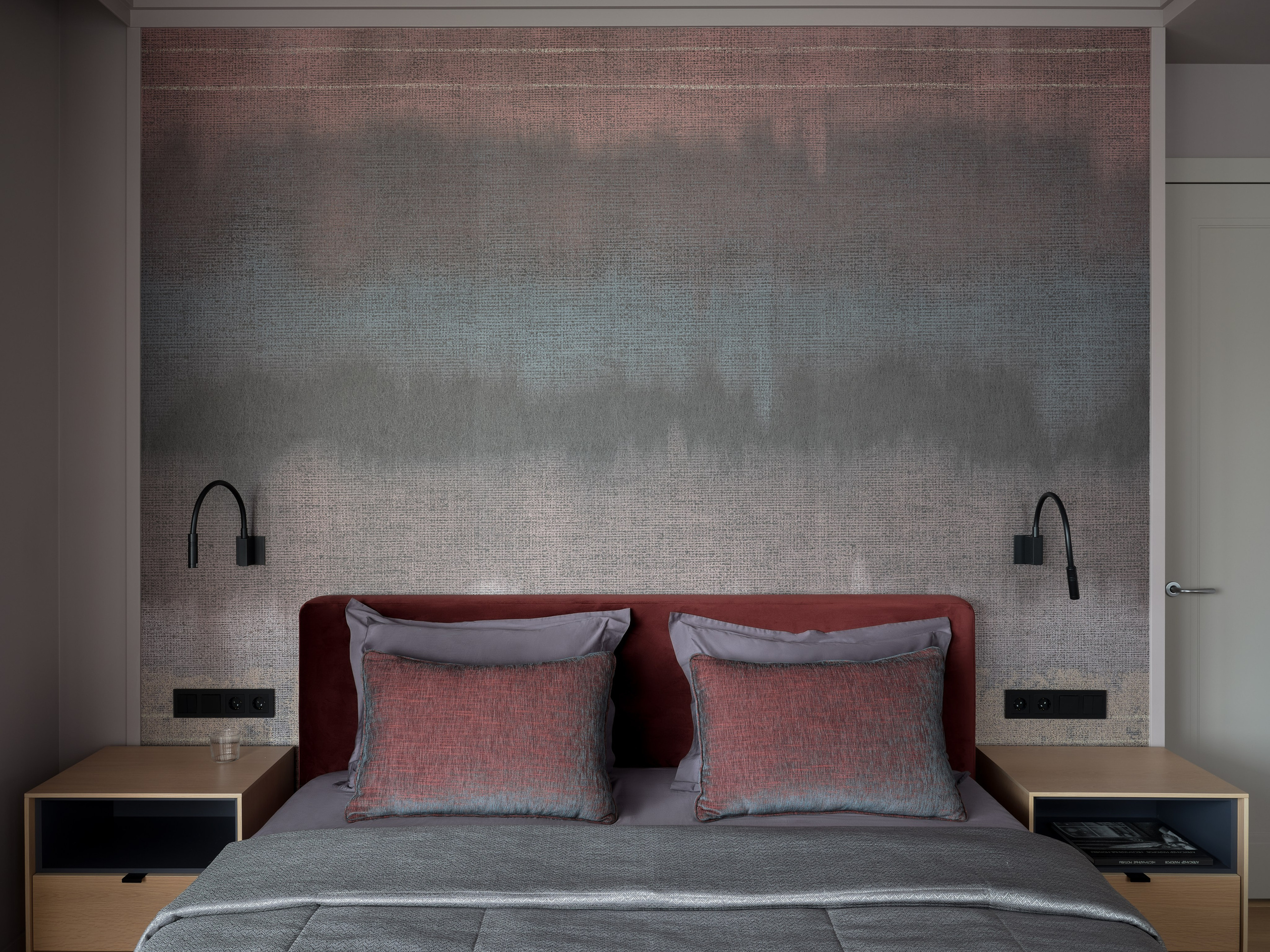 Светлое дерево и фиолетовые акценты. Фотограф Наталья Вершинина