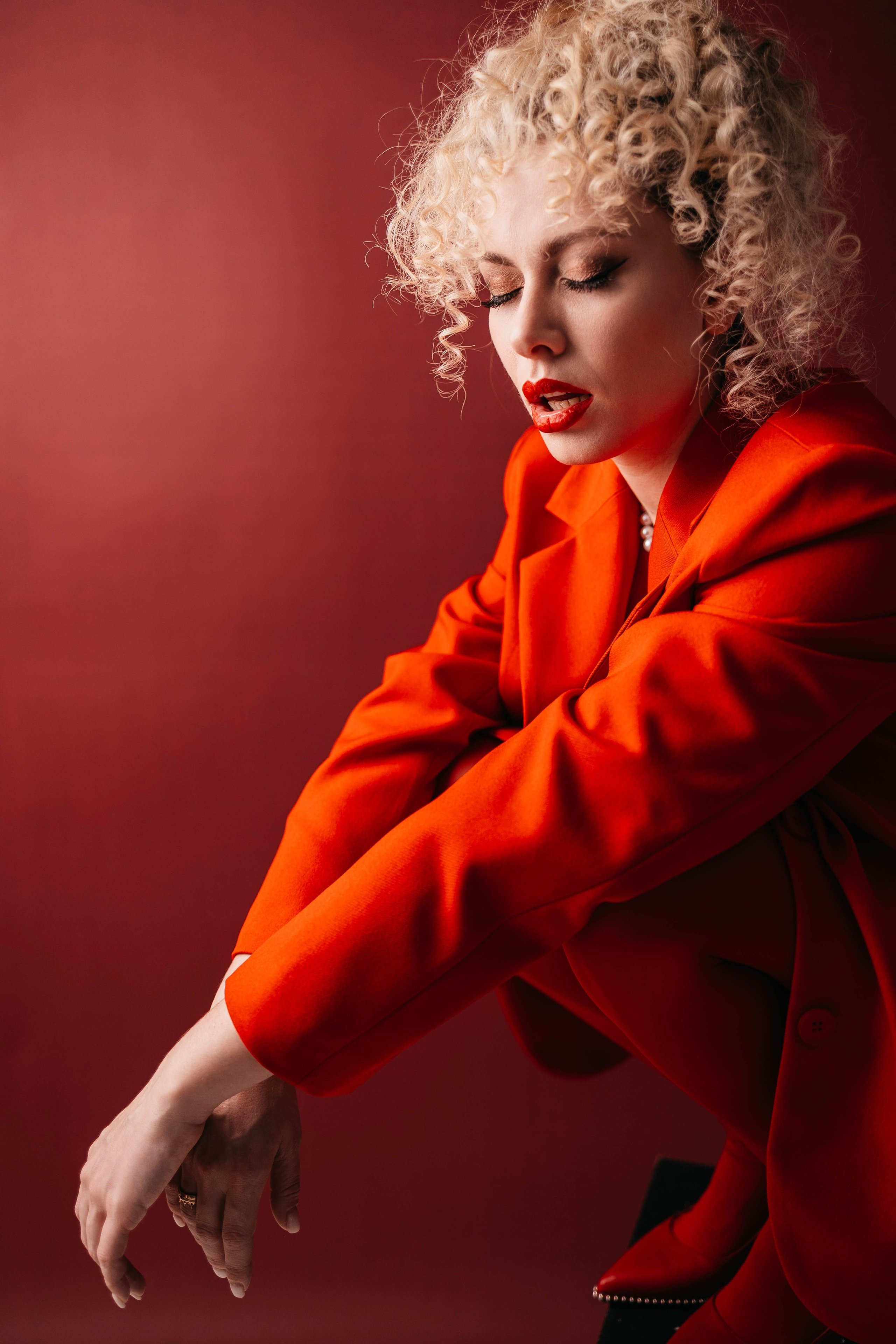 Ира в красном. Фотостудия Cute_photostudio в Твери. Фотограф в Твери Лагодная Яна