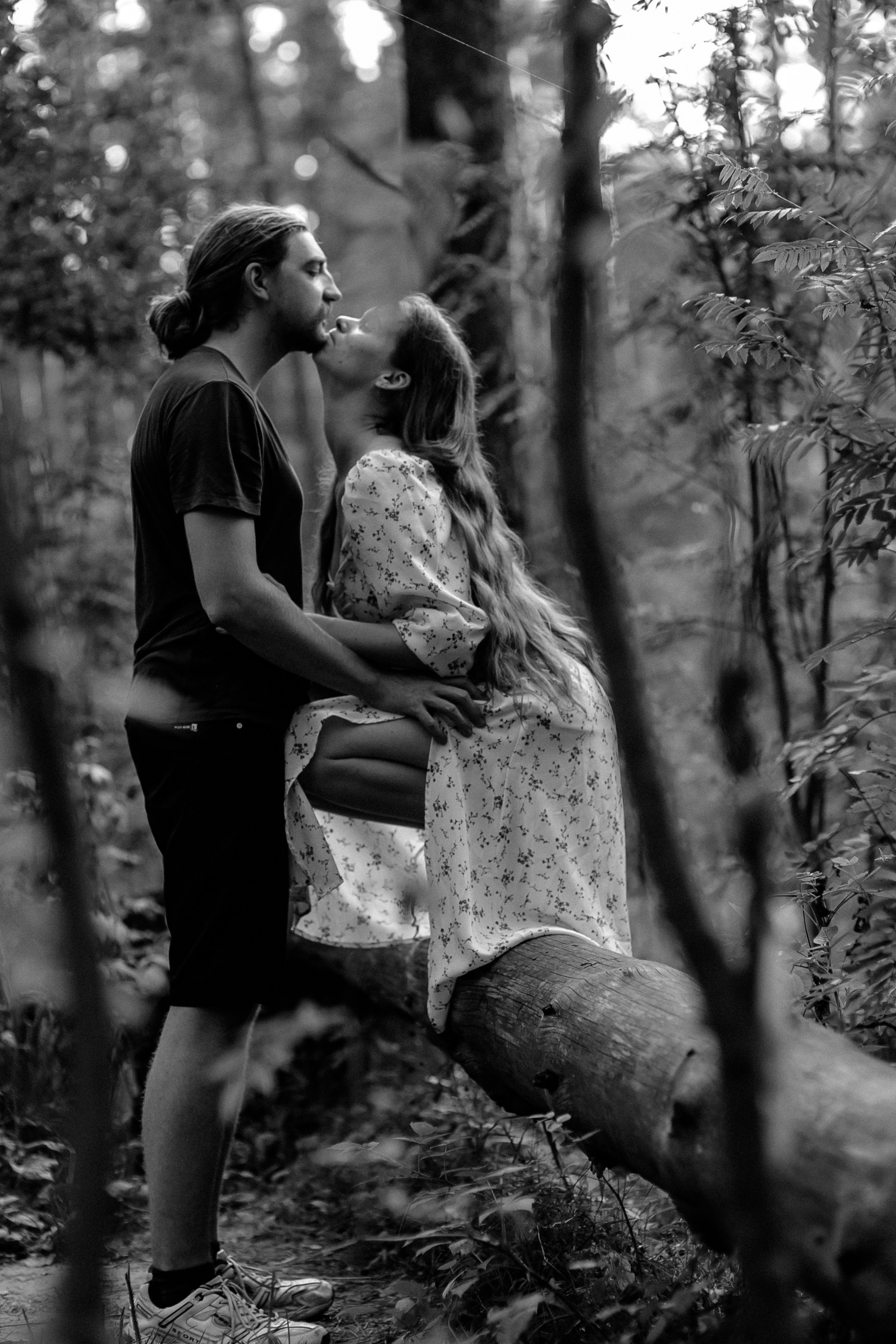 Атмосферная съемка Маши и Лёши в лесу наедине с природой. Свадебный и репортажный фотограф в Ярославле и Санкт-Петербурге Роман Микрюков