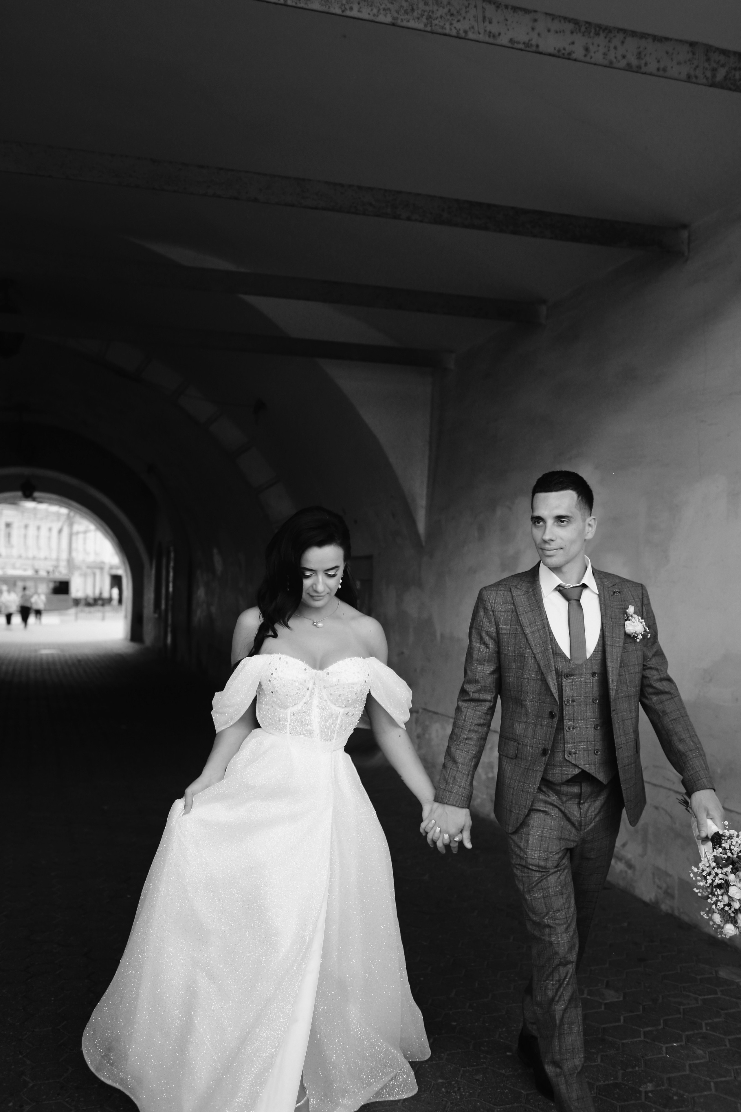 Съемка пары Марии и Ильи, гуляющих по городу. Свадебный и репортажный фотограф в Ярославле и Санкт-Петербурге Роман Микрюков