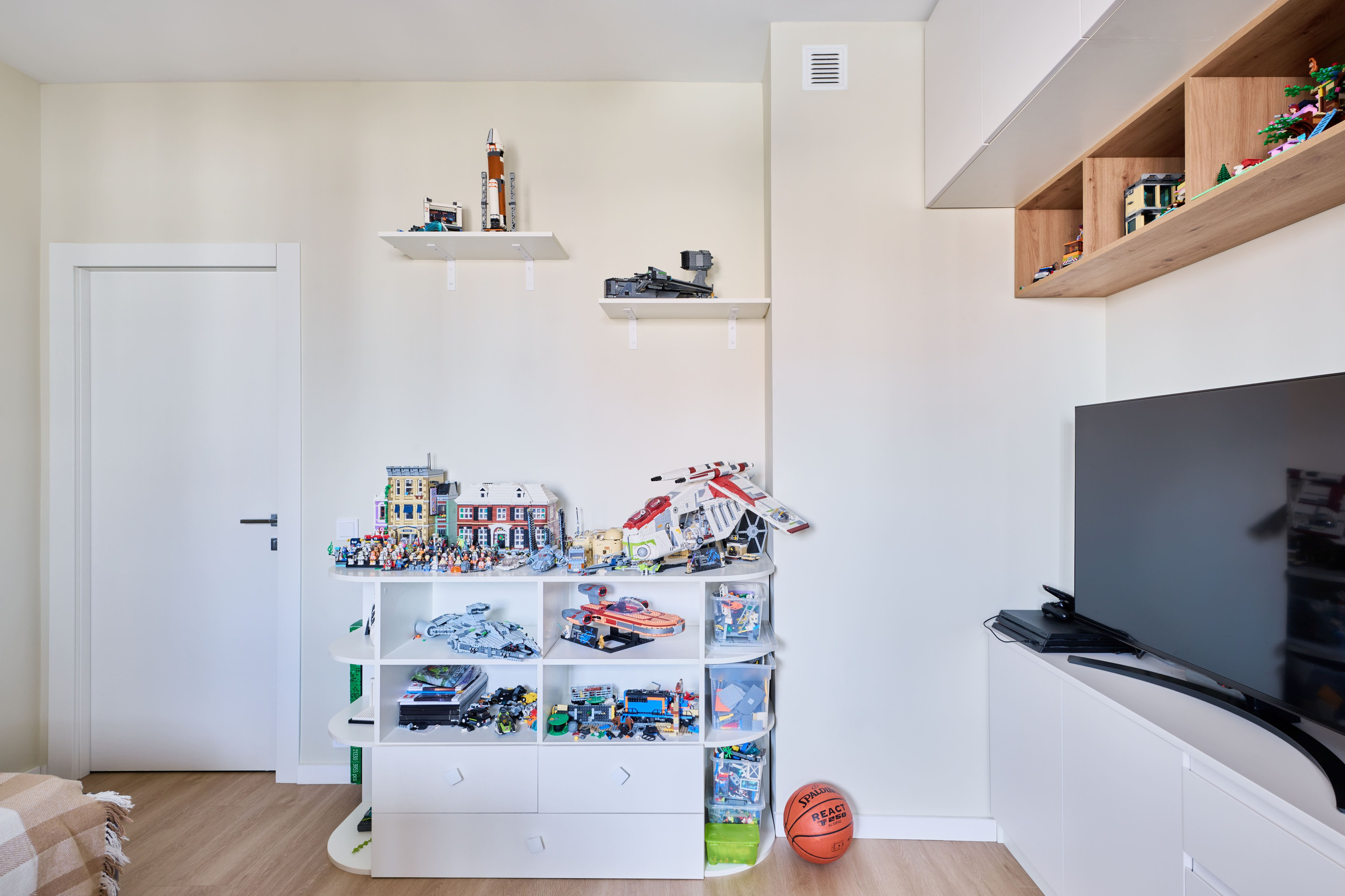 На улице Юных Ленинцев. Никита Хохловский фото и видео продакшн