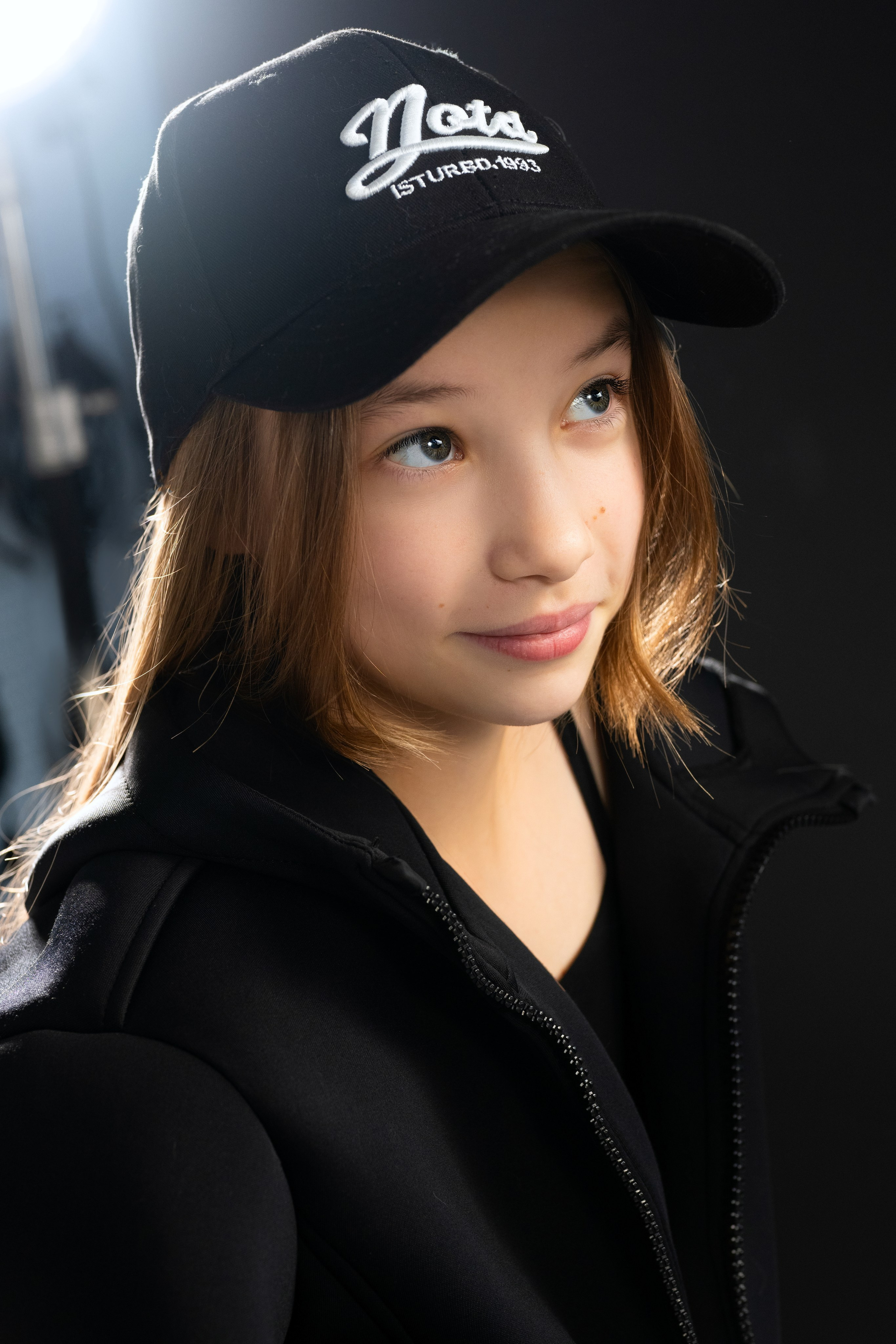 Подростковая съёмка с цветком, лампой