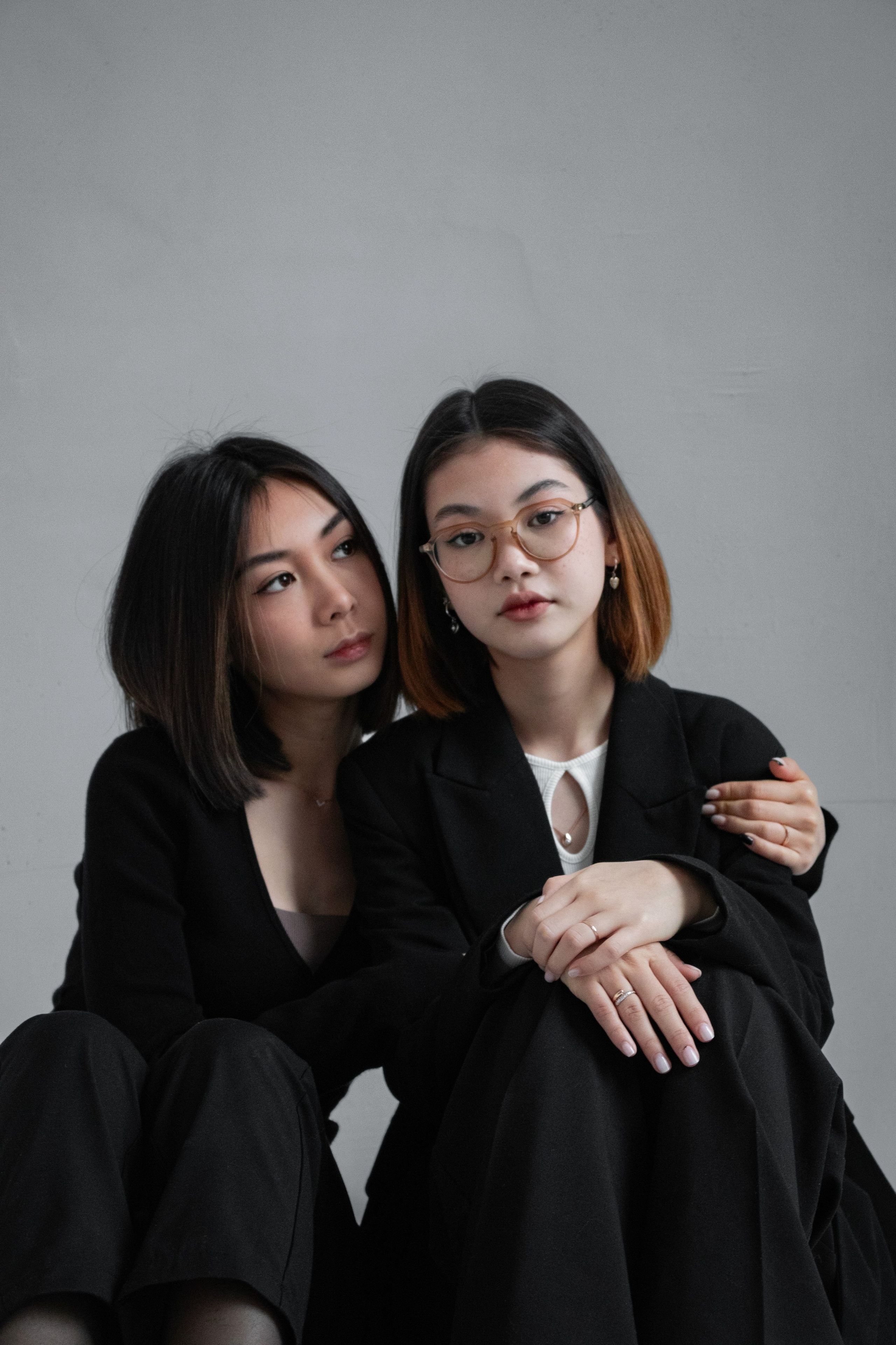 Семейная студийная фотосессия двух сестёр в городе Томск