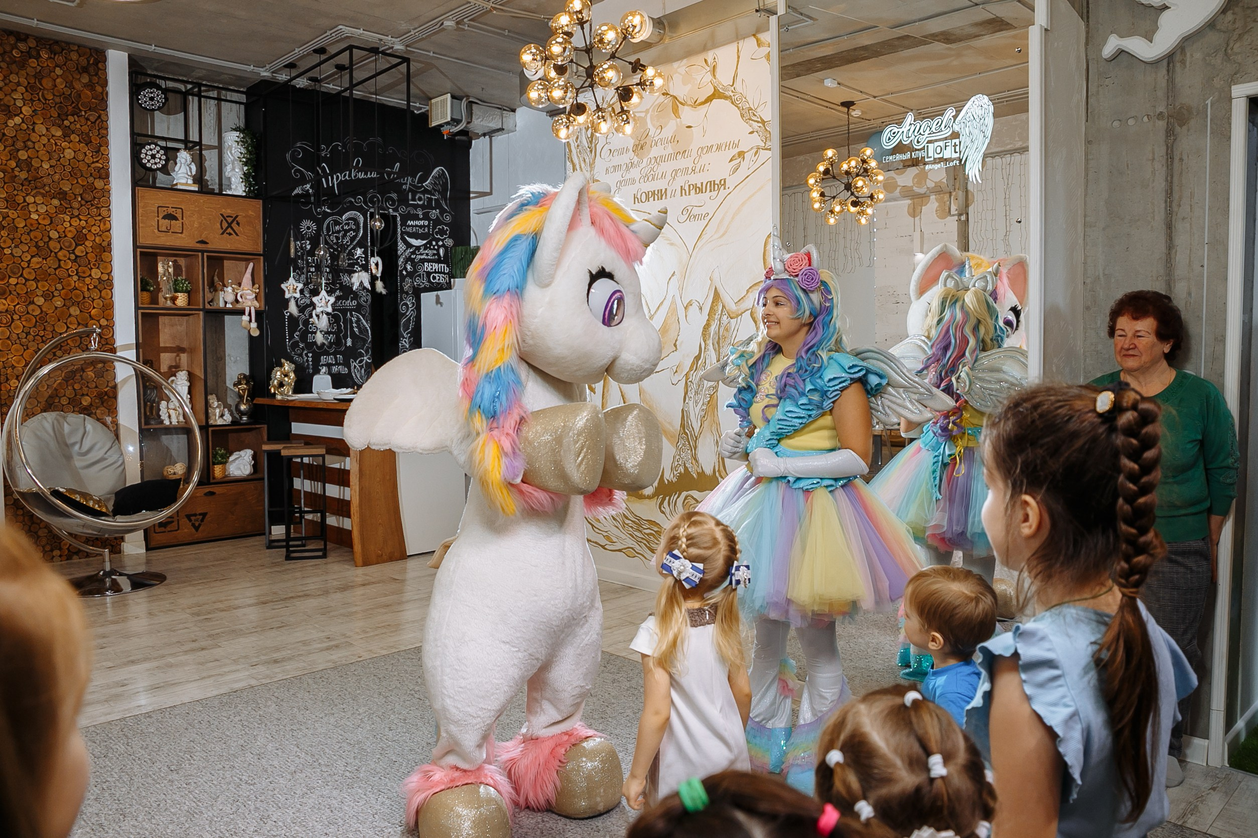 Насте 5 лет, дети играют в Ангел лофт. Событийный фотограф Максим Бескоровайновнов