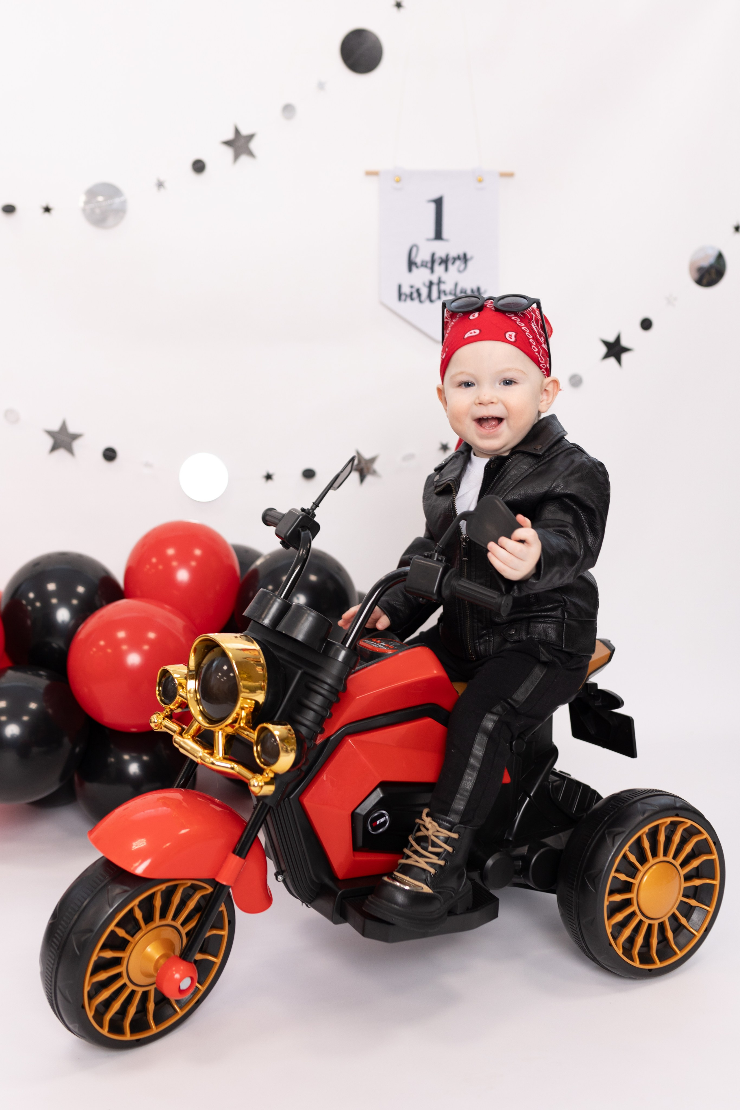 Фотозона с мотоциклом. Фотограф новорожденных. Детский и семейный фотограф Марьяна Юдина