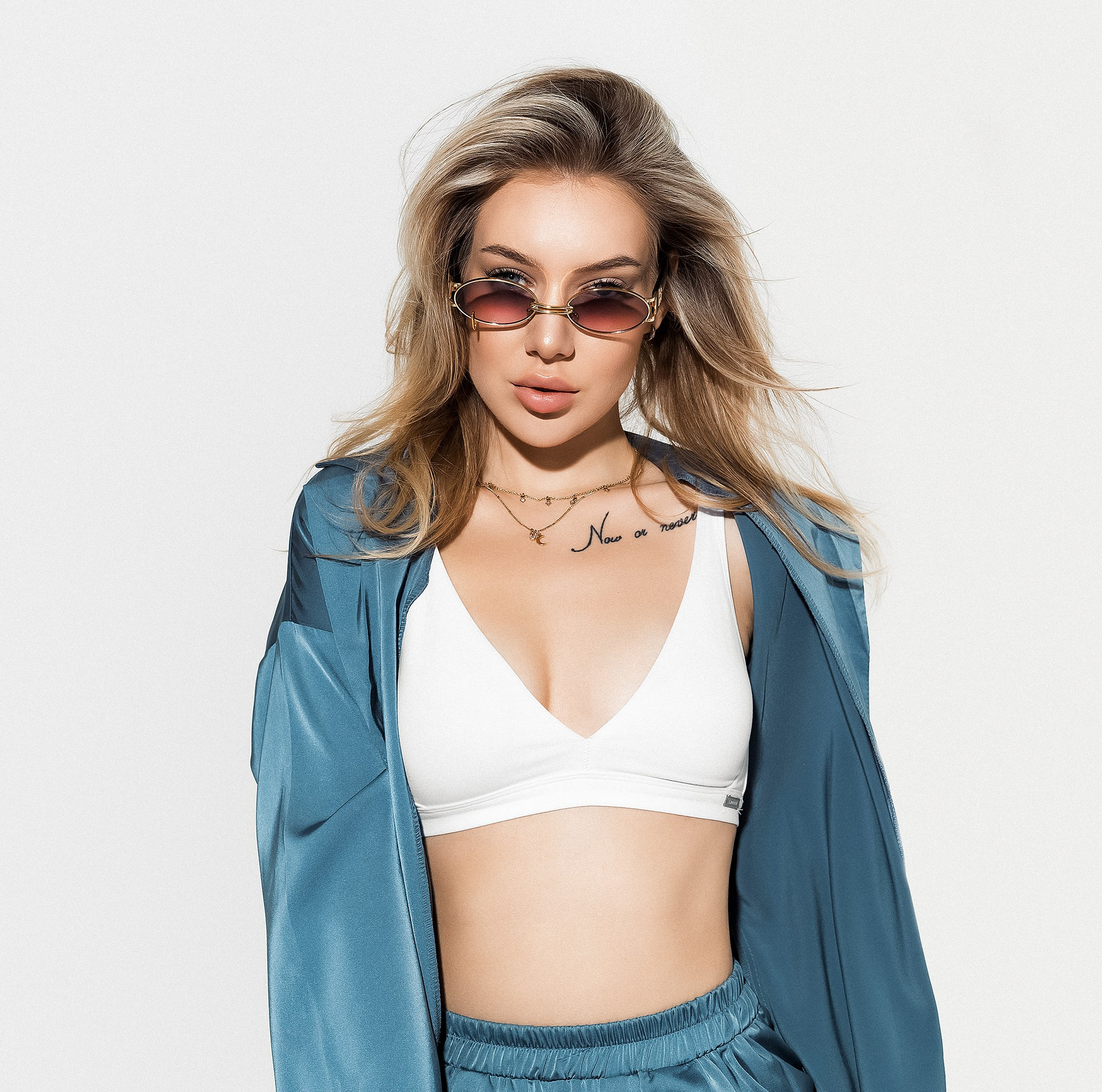 Съемка одежды на циклораме Казань, девушка на белом фоне позирует в красивом образе