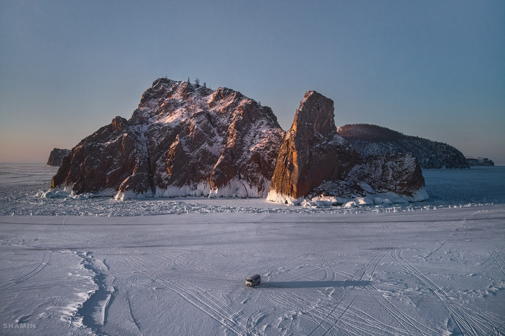 Байкал — пейзажная фотография Константина Шамина. Зимний лёд Байкала, трещины, отражения и прозрачная вода. Художественная и аэросъёмка озера Байкал.