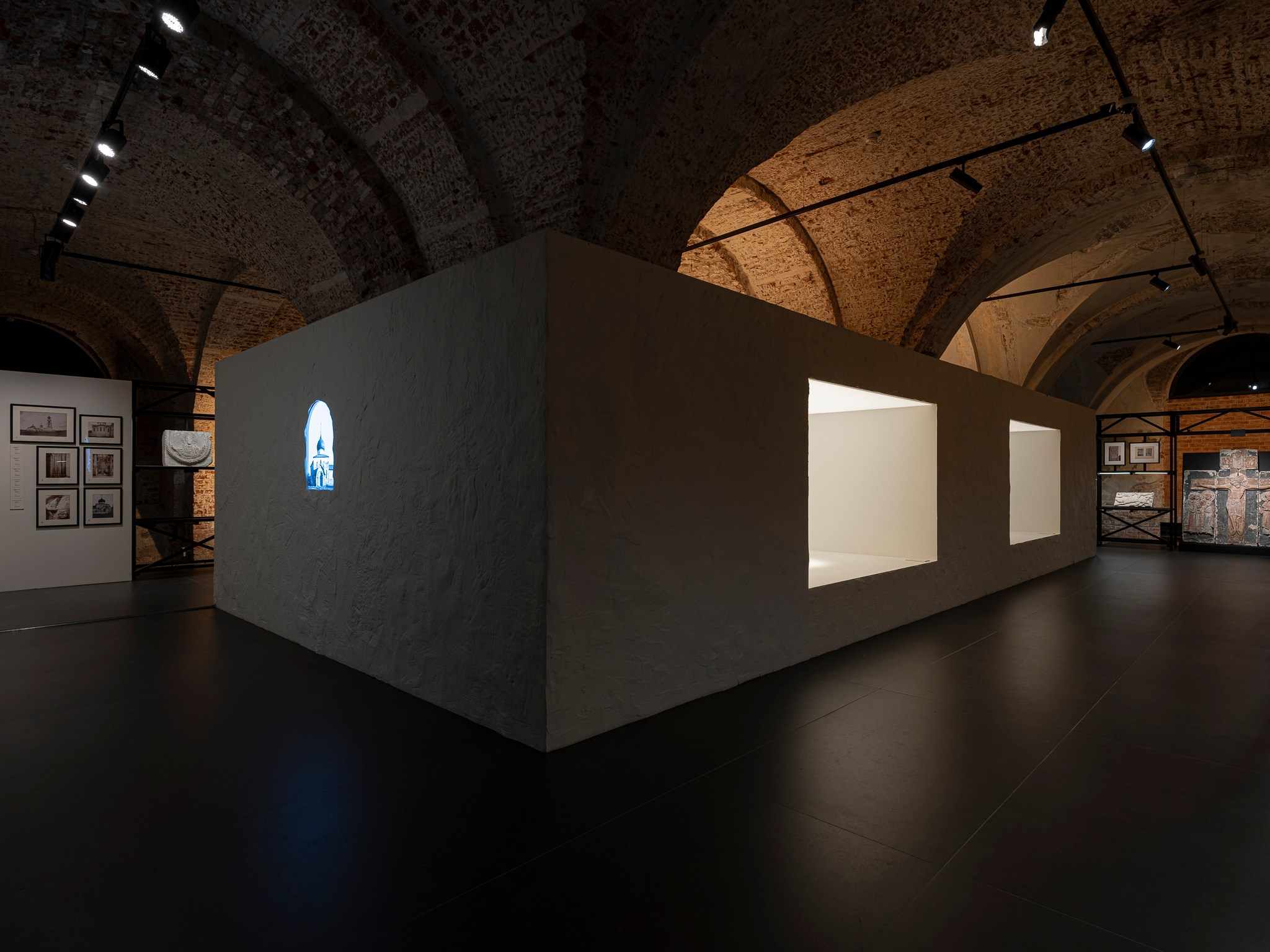 Выставочный проект «Белый Храм. История Георгиевского собора „и созда ю чюдну, резным каменем“». Фотограф Василий Буланов