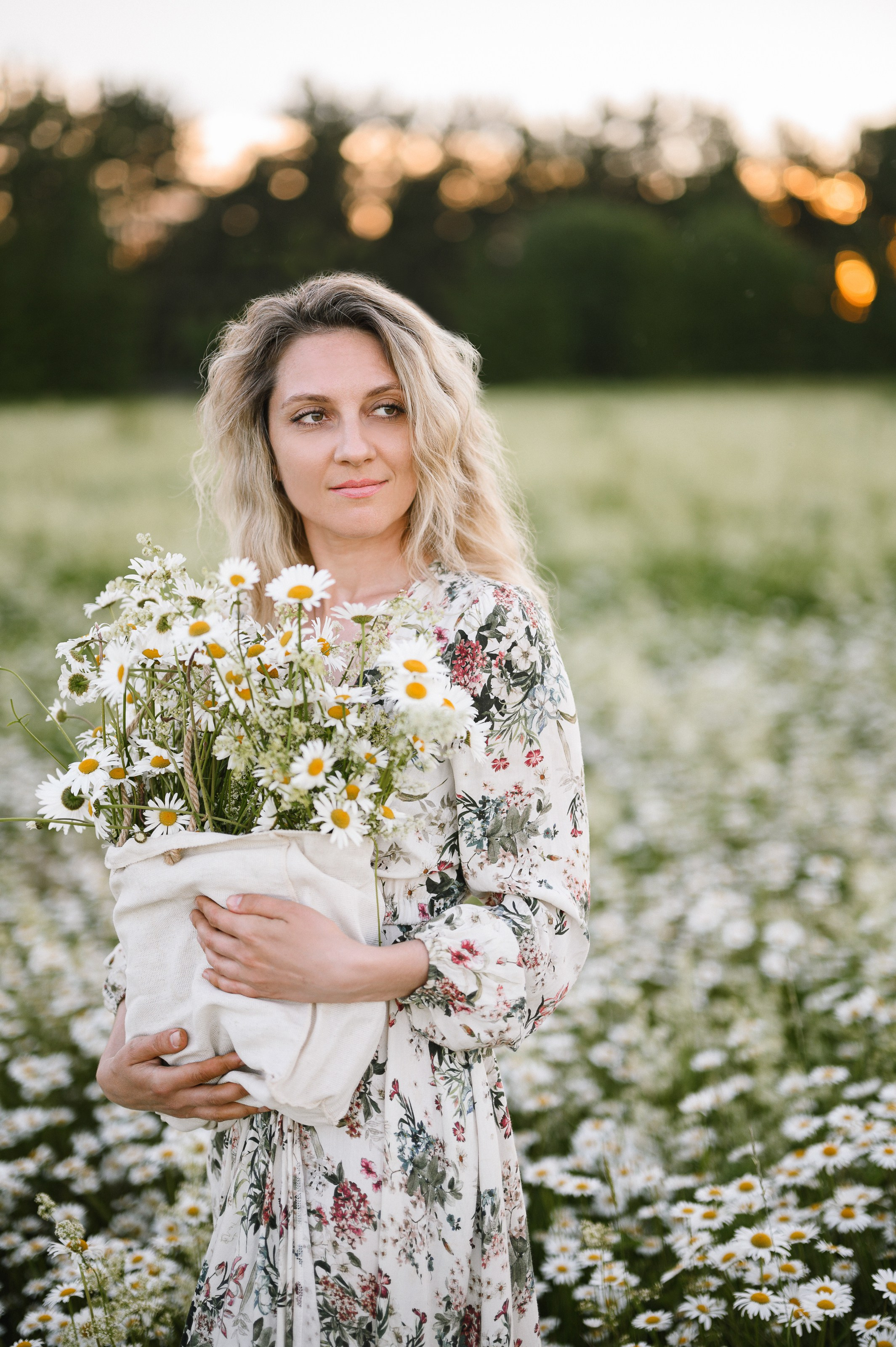 Съёмка в цветущем ромашковом поле. Semerlina.ru