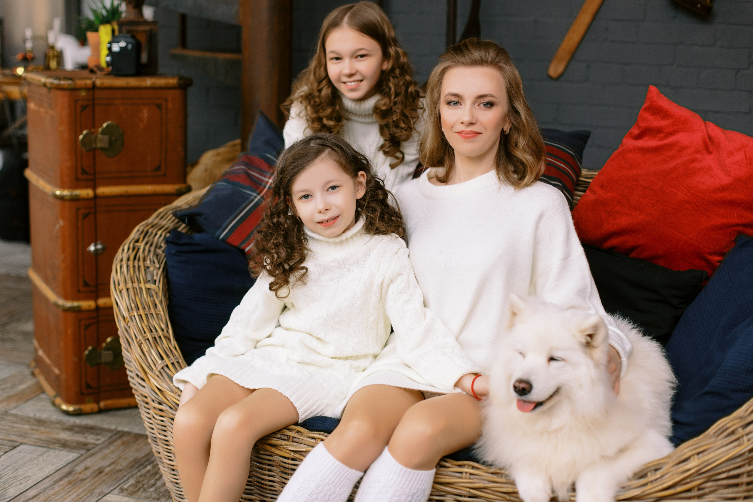 Новогодняя фотосессия в студии в Ростове для Юлии, Эли и Софии