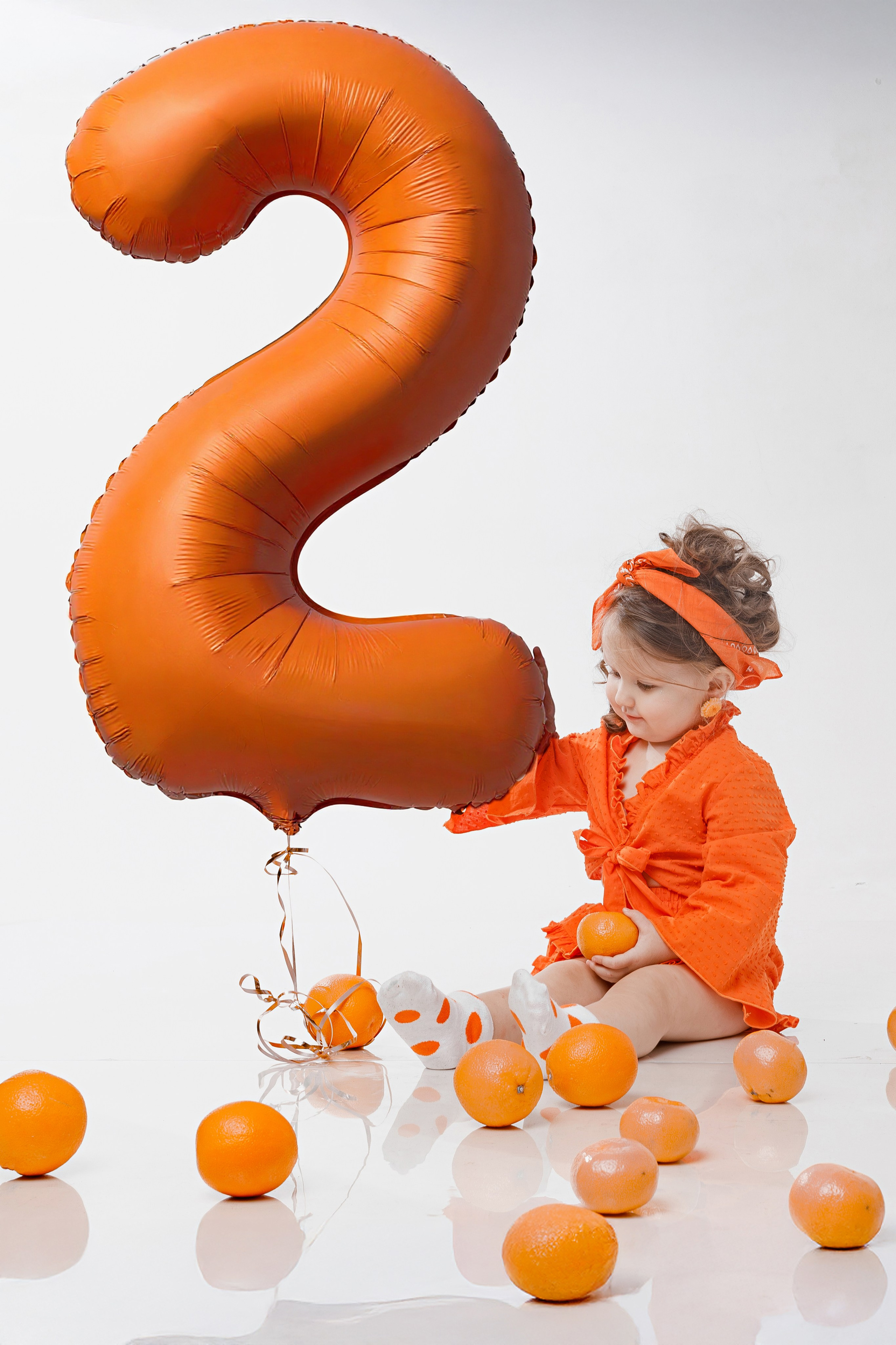 Детская фотосессия с мандаринами в студии в Сочи. Детский студийный фотограф Сочи