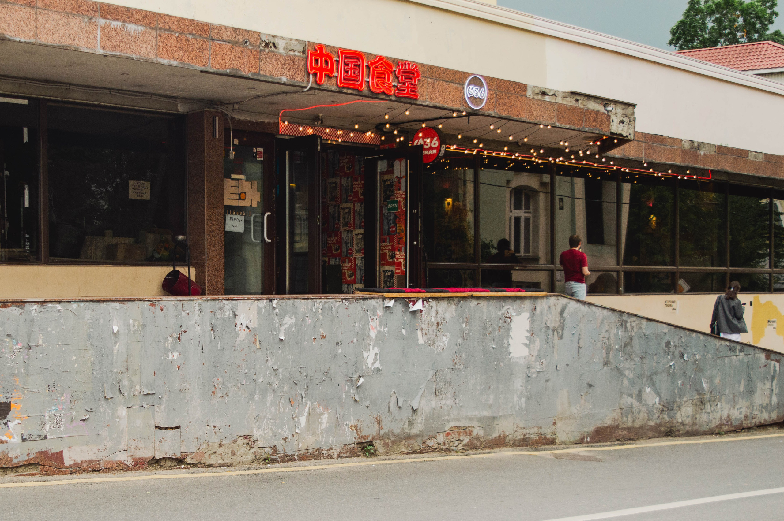 Типология «Стикербомбинг в городе». Фотограф Анастасия Лощакова в Москве