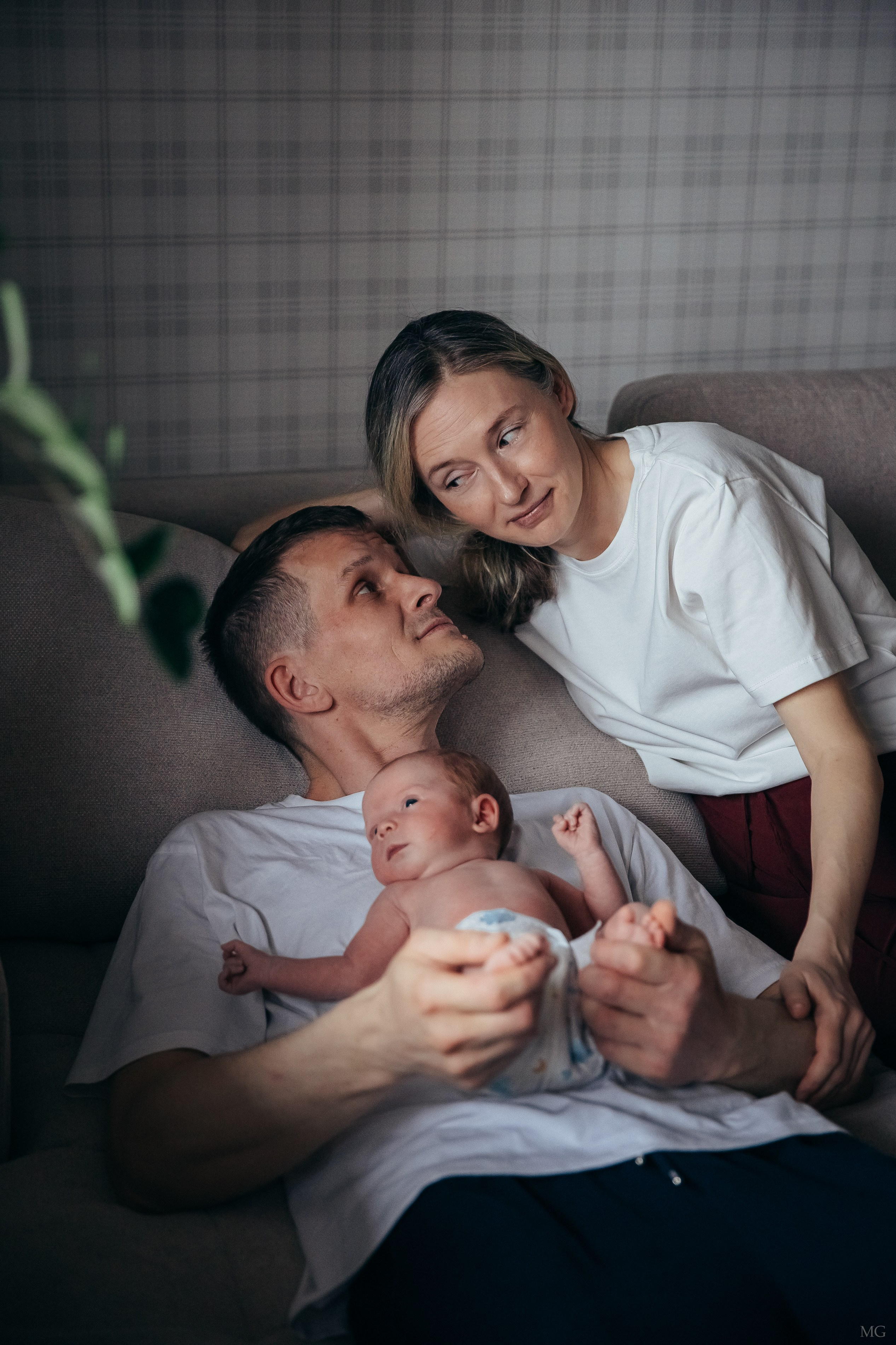 Верочка и родители. Маша Гонтарь Семейный домашний репортажный фотограф в Санкт-Петербурге