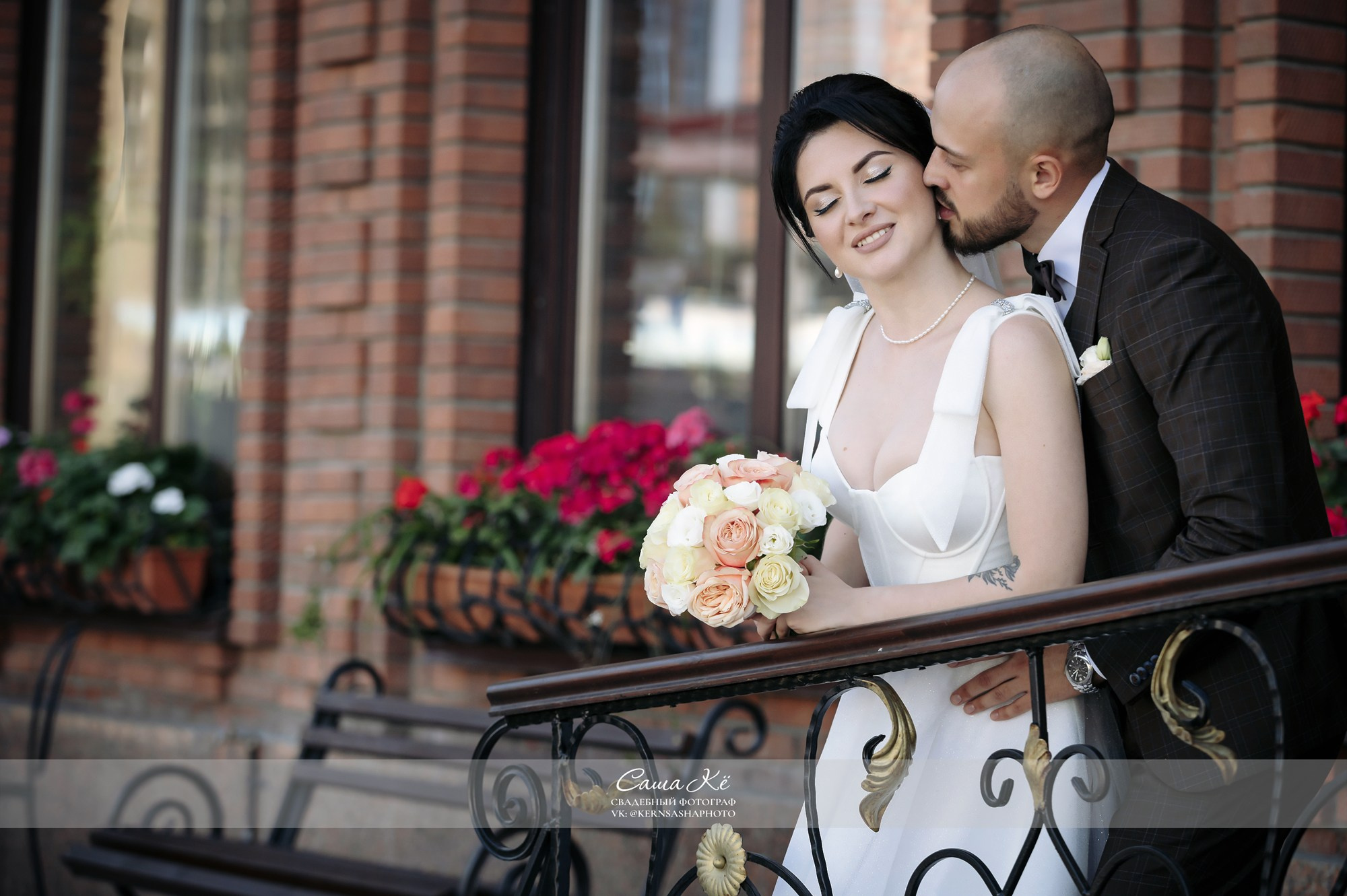 Профессиональная обработка свадебных кадров от Саши Кё подарит фотографии премиум-качества. Закажите съемку и получите лучшие кадры.