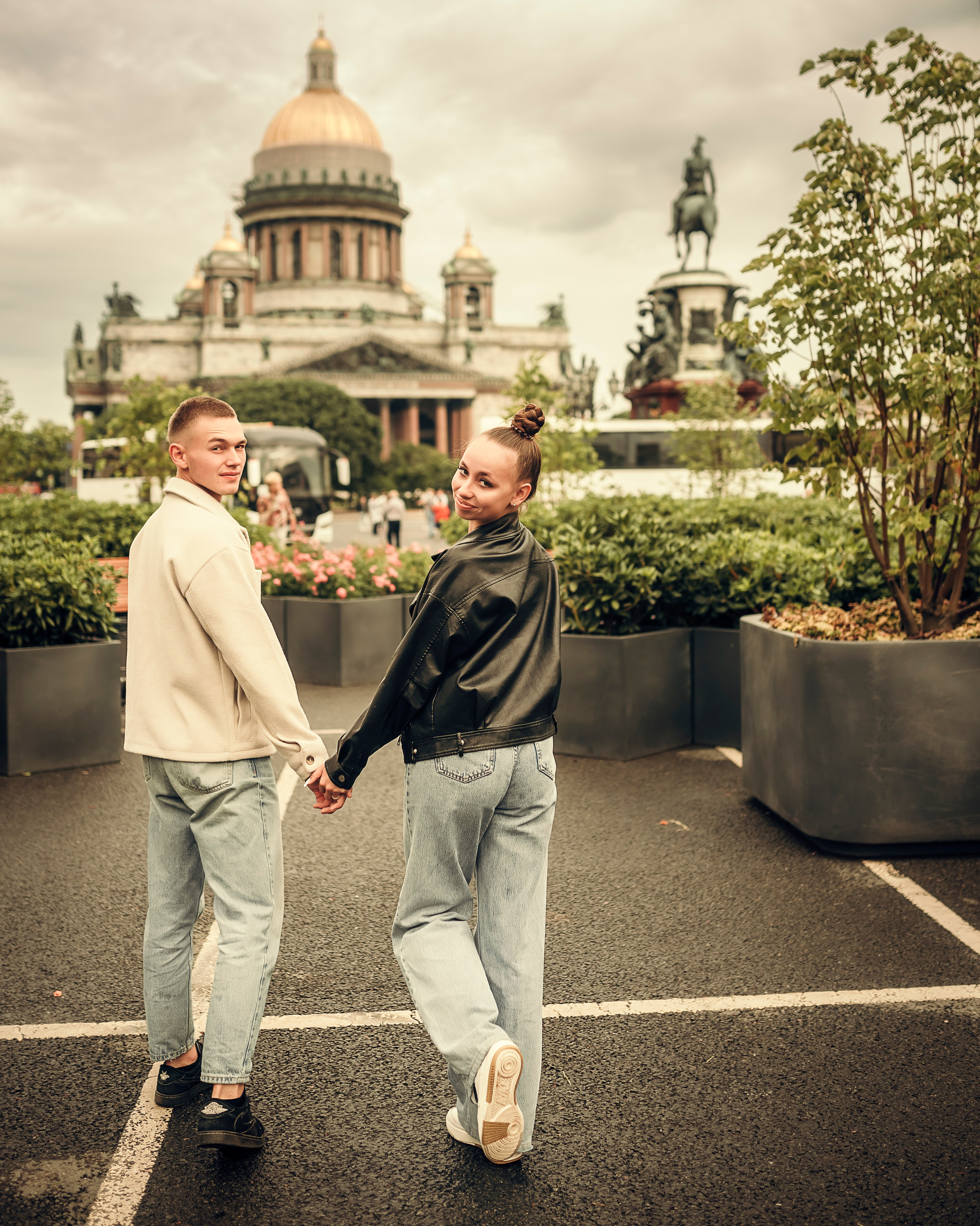 Вика и Никита, летняя фотосессия на Исаакиевской площади. Фотограф в Санкт- Петербурге Мария Золотарь