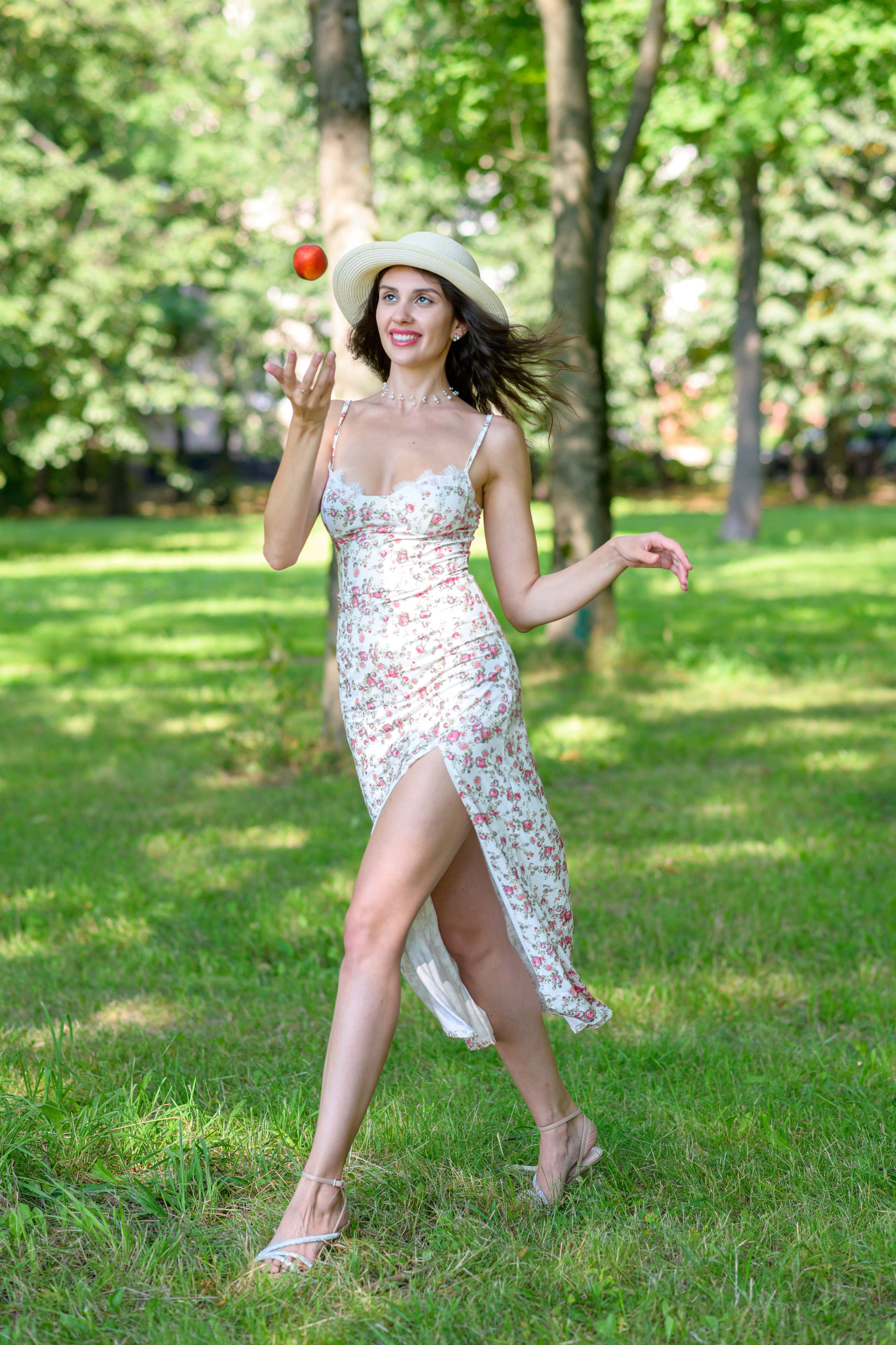 Лето. Пикник в парке. Девушка в легком платье