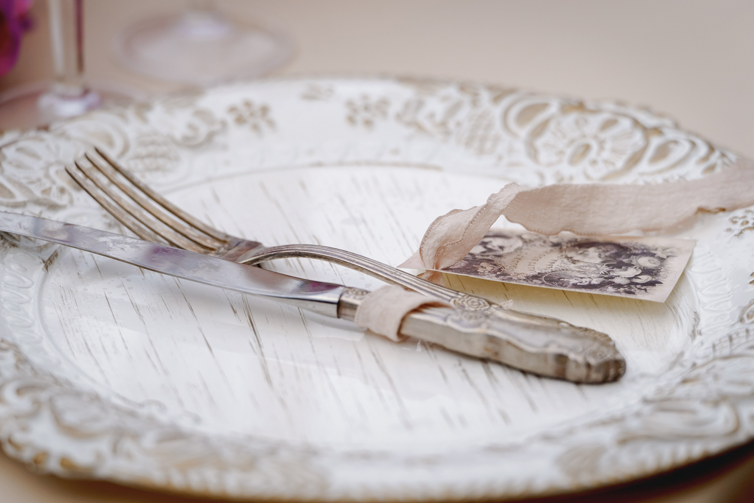 Крупный план красивой сервировки стола Chateau Andre.