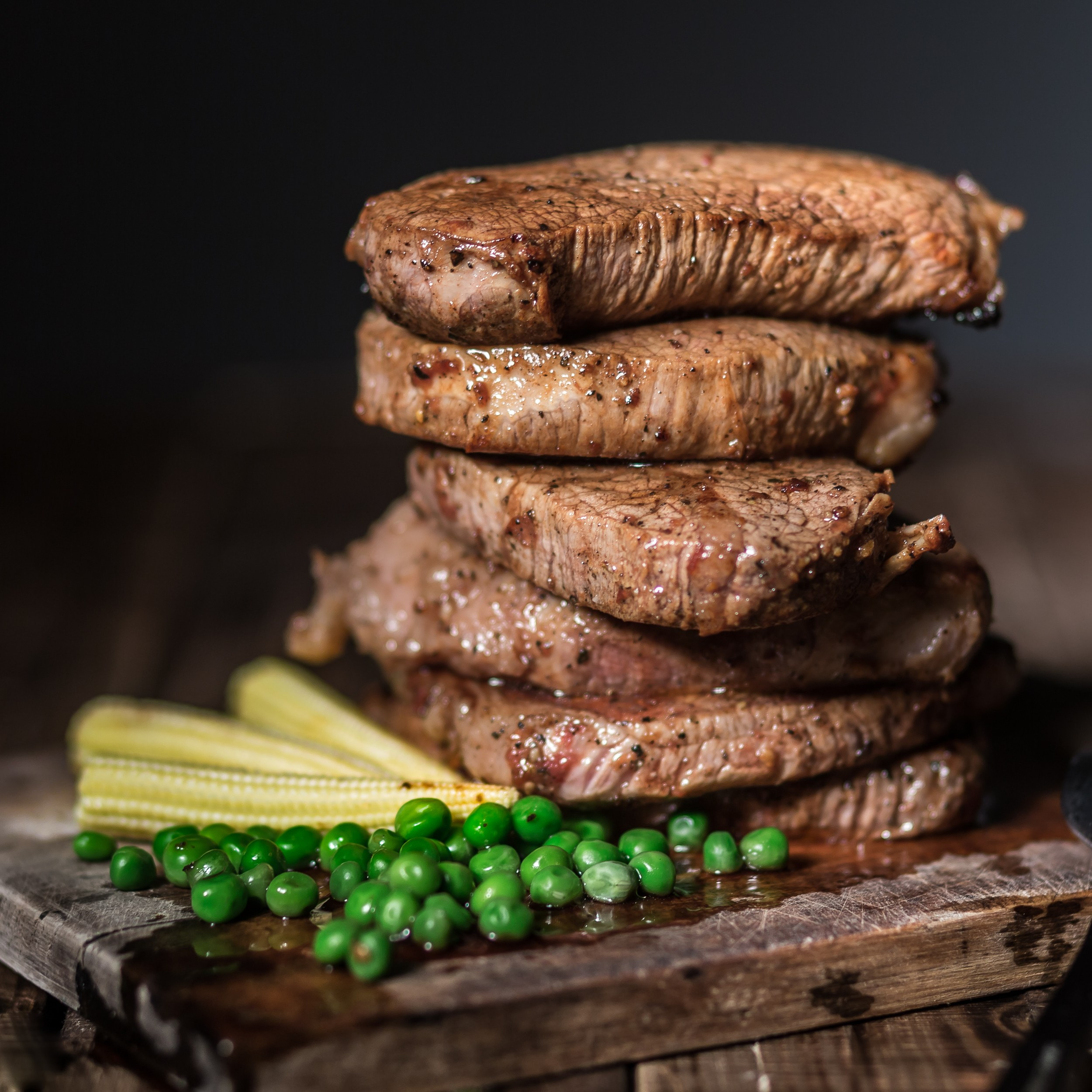 свиные отбивные с кукурузой и горошком