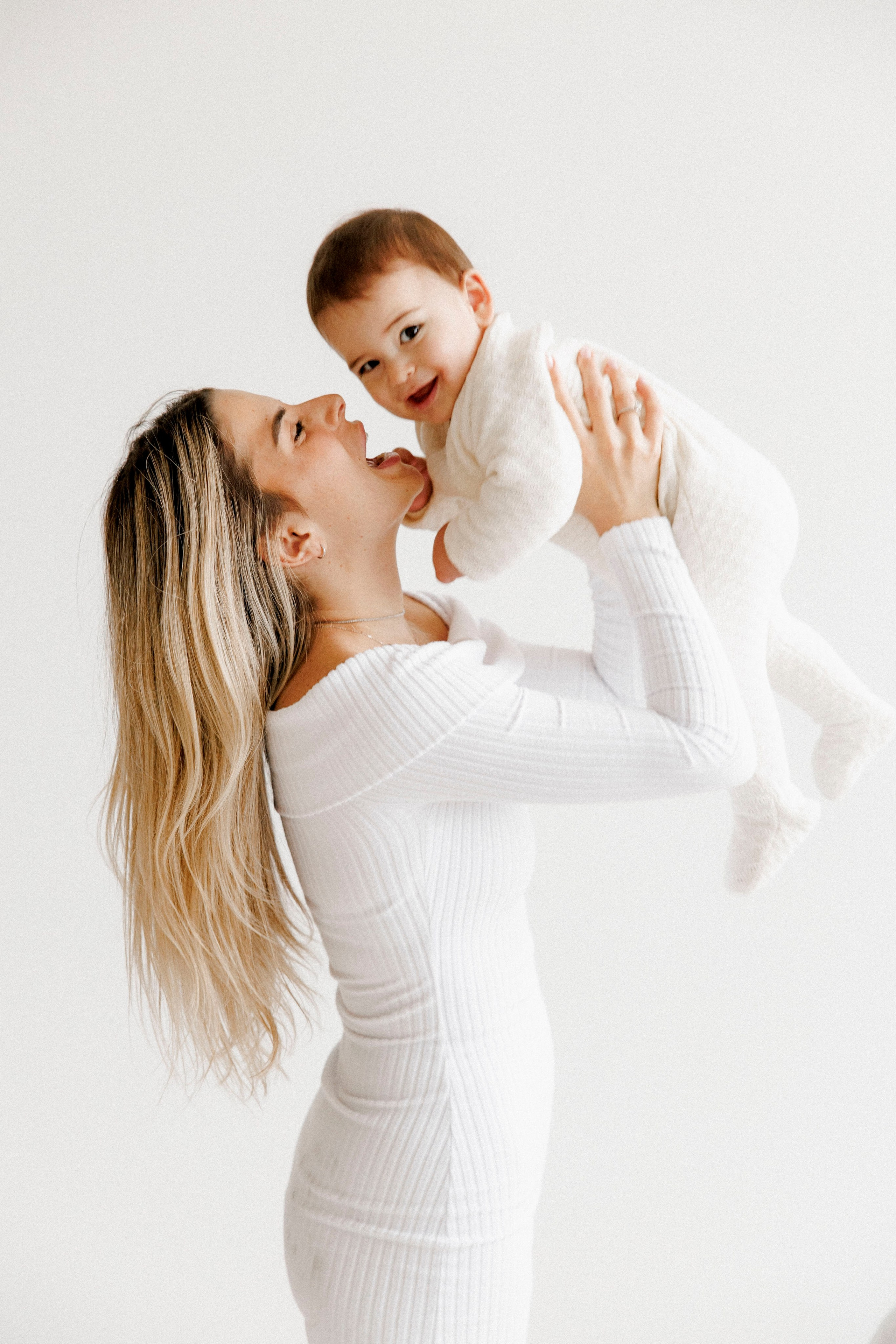 Family photoshoot in White Studio. Wedding and family photographer