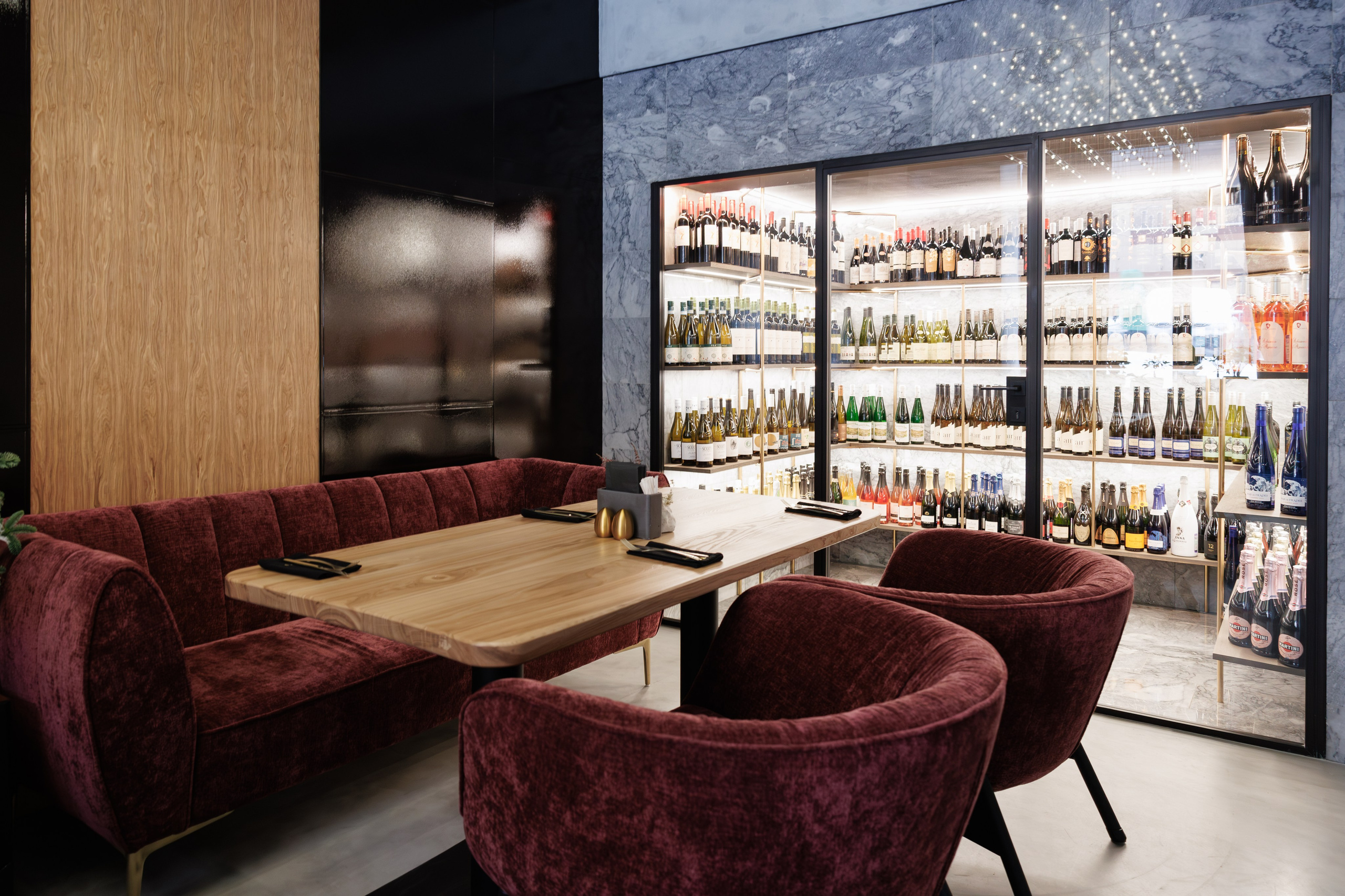 Фотограф для интерьерной съемки ресторана. Контент для бизнеса в Екатеринбурге Полдень Медиа