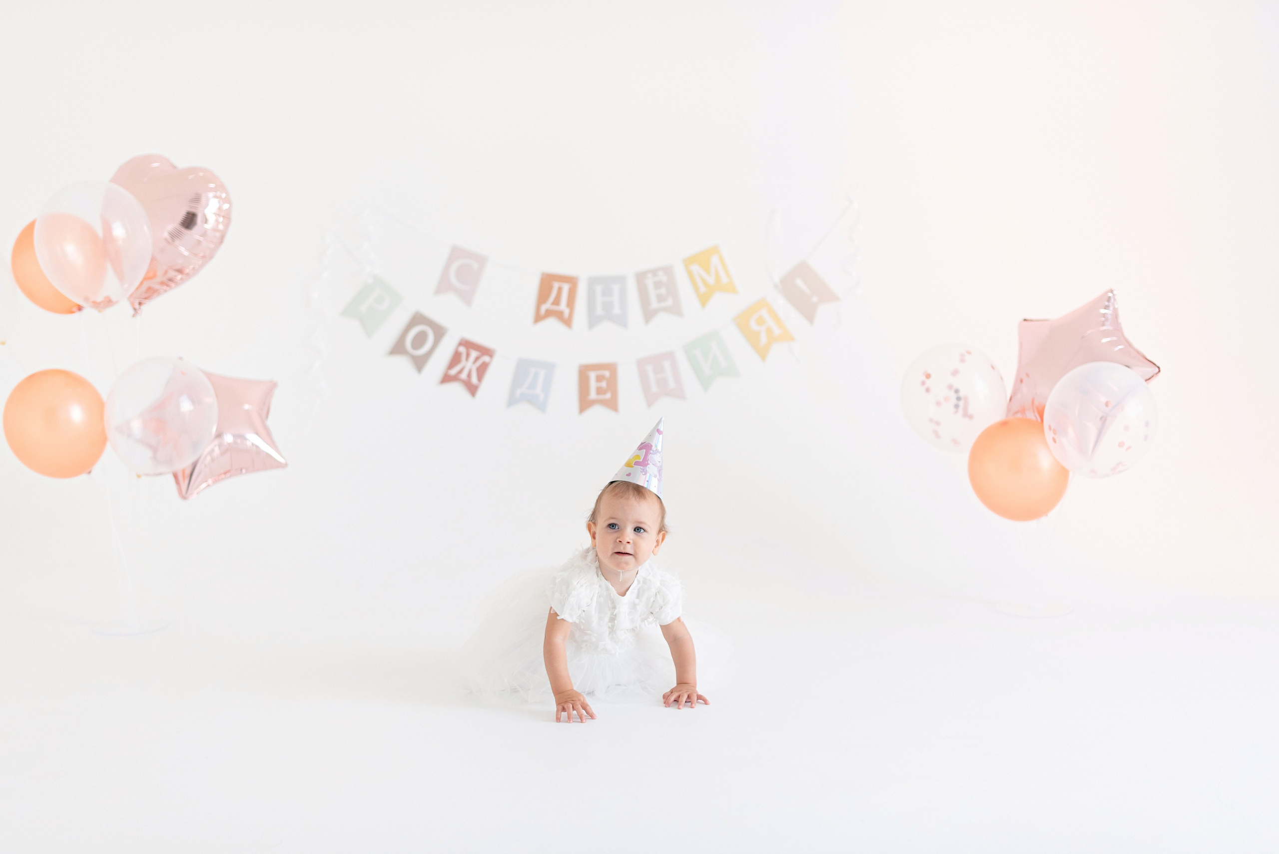 Фотосессия дня рождения малыша в студии, торт, воздушные шары, мыльные пузыри, профессиональный фотограф в Сургуте и Нефтеюганске.