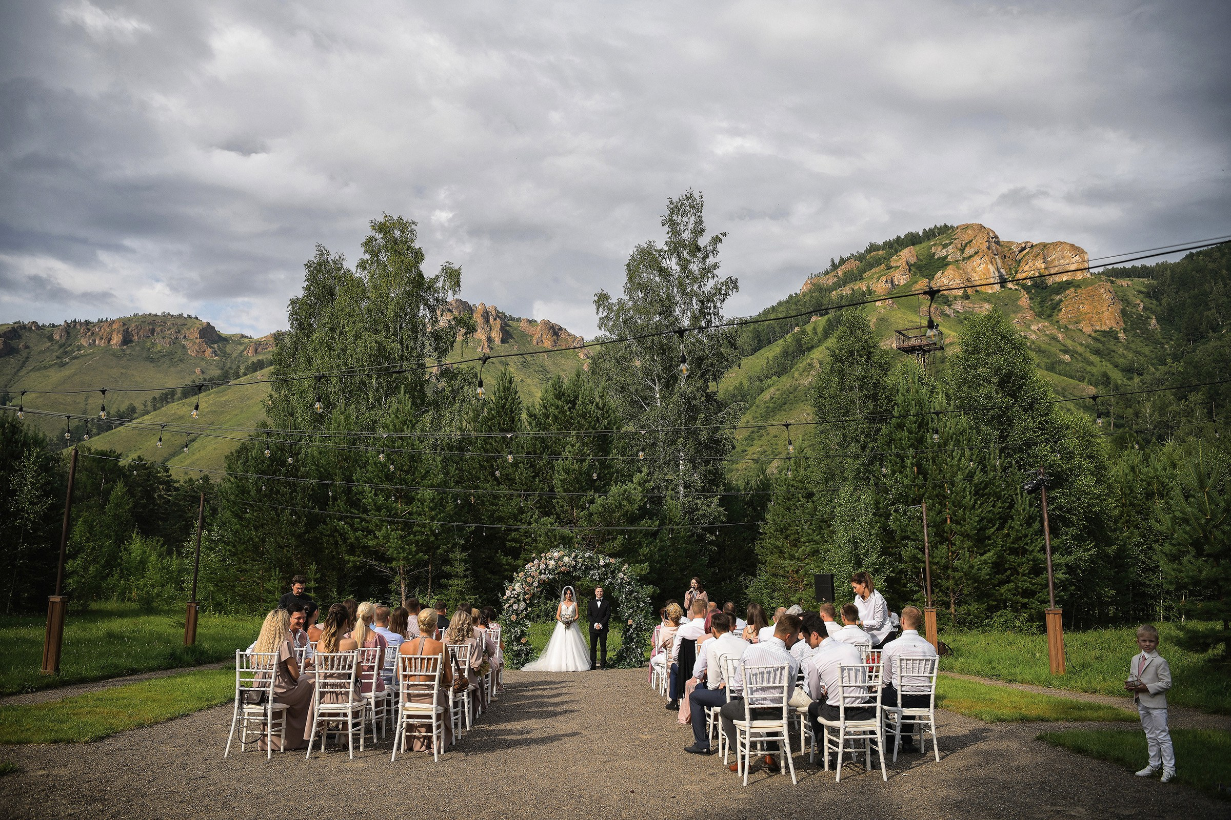 🌄 Демьян и Катя — свадьба в нацпарке "Столбы" | Веселый банкет и эпичные фото на скалах. 📸 Свадебный и семейный фотограф в Красноярске Тихомиров Евгений | 17 лет опыта | 800+ свадеб