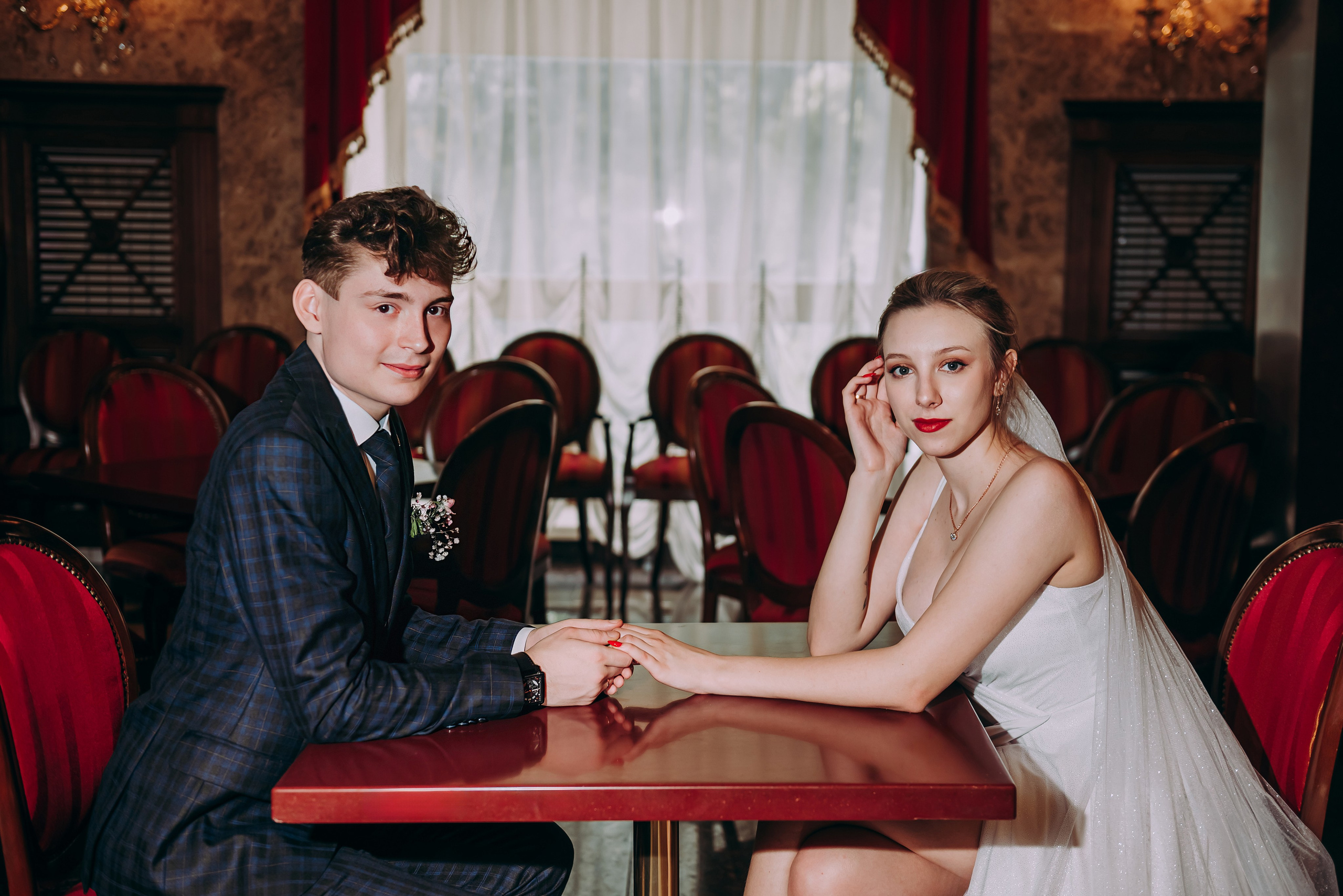 Свадебная фотосессия в музыкальном театре в г. Кемерово